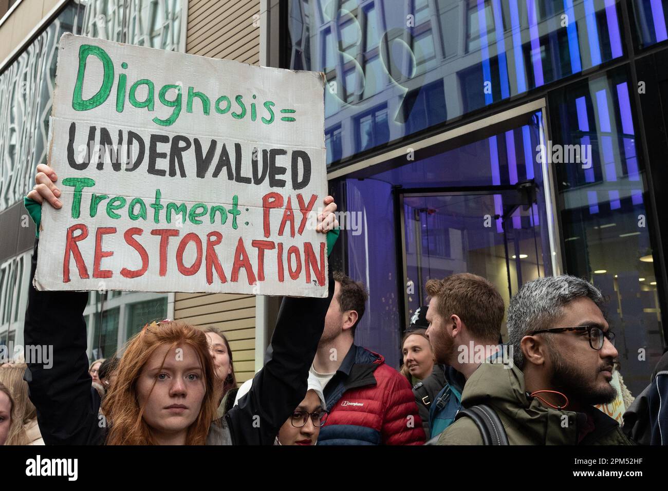 Londres, Royaume-Uni. 11 avril 2023. Les médecins juniors du National Health Service (NHS) en Angleterre commencent une deuxième série de grèves pour parvenir à un plein rétablissement de salaire, Banque D'Images