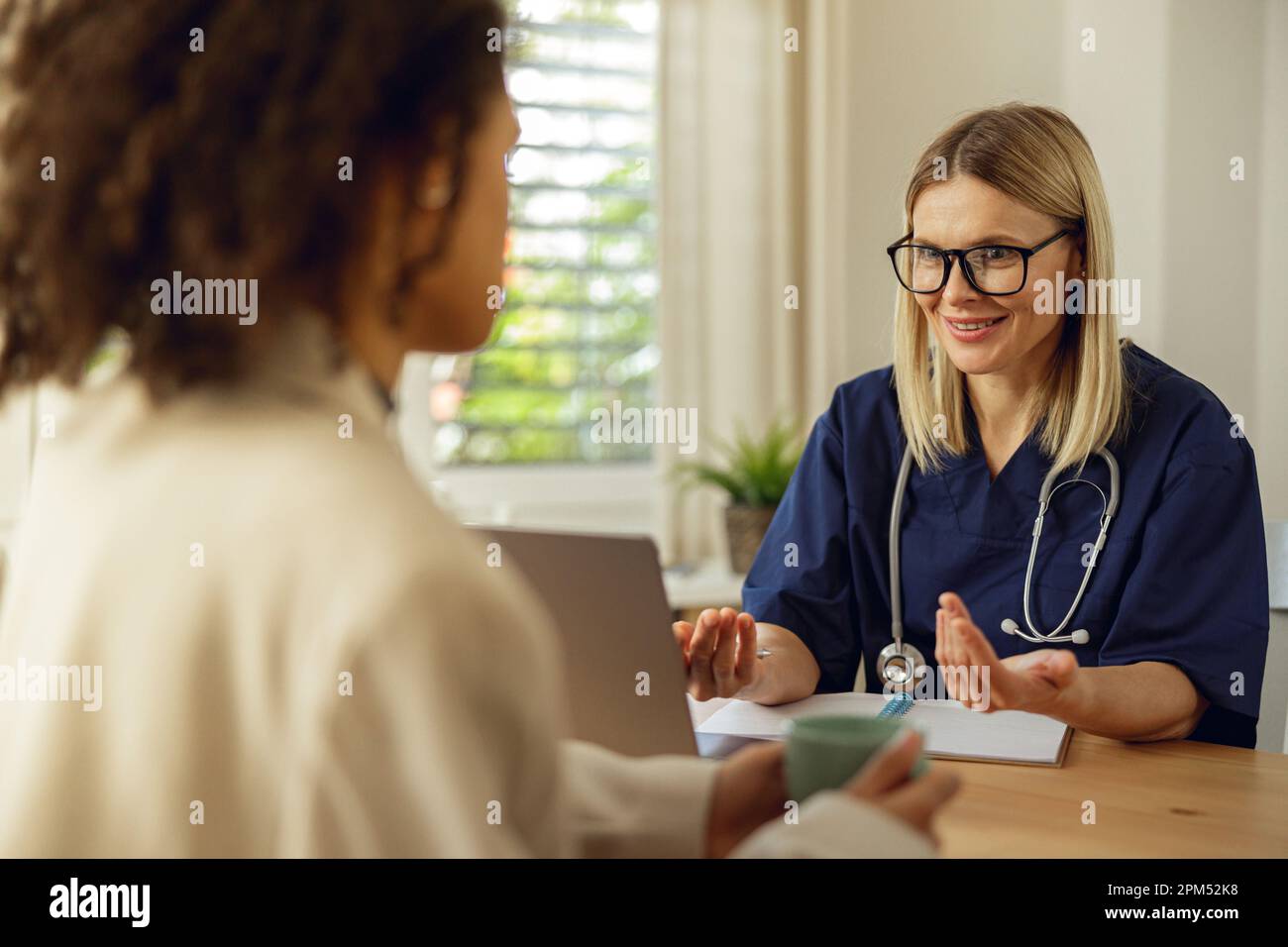 Le médecin remplit le formulaire de rapport médical sur les soins médicaux des patients pendant le rendez-vous Banque D'Images