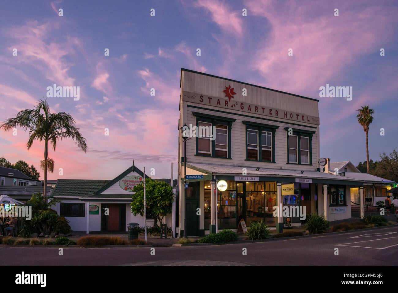 The Star and Garter Hotel au coucher du soleil, Coromandel, Île du Nord, Nouvelle-Zélande Banque D'Images
