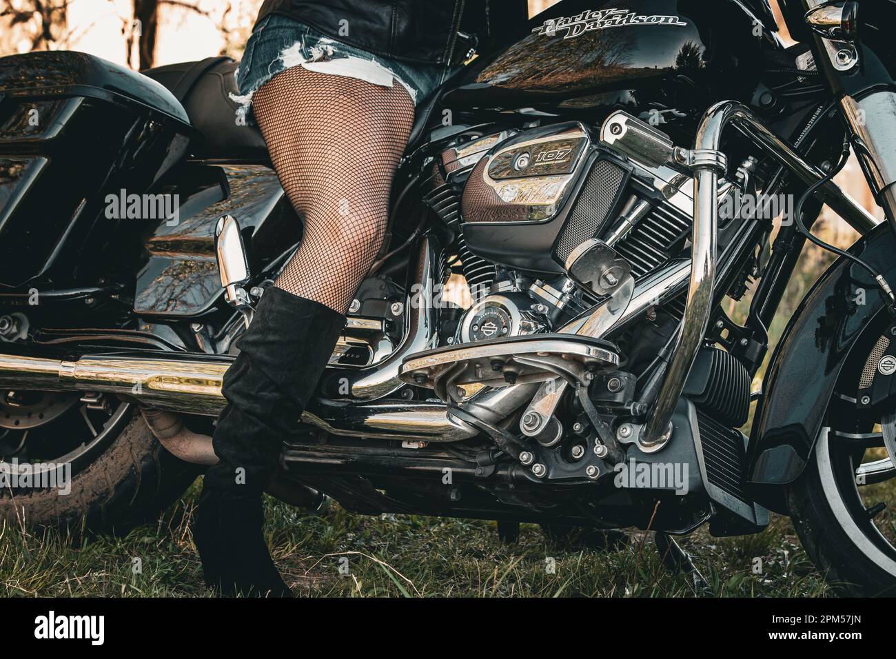 Femme assise sur sa moto Banque D'Images