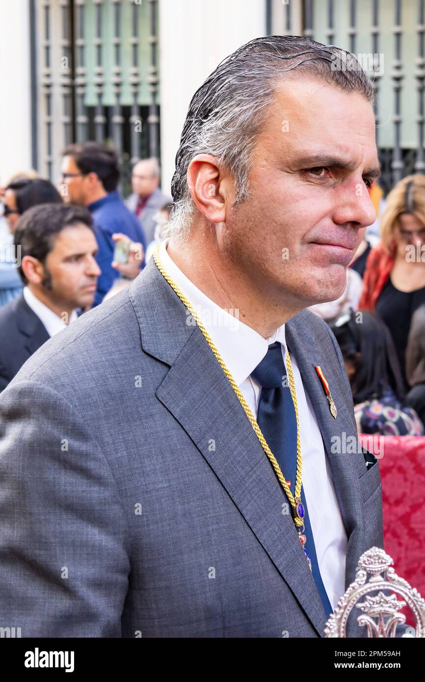 Huelva, Espagne - 1 avril 2023: Javier Ortega Smith, un des leaders du parti politique VOX, en parade accompagnant le samedi de la passion à la Banque D'Images