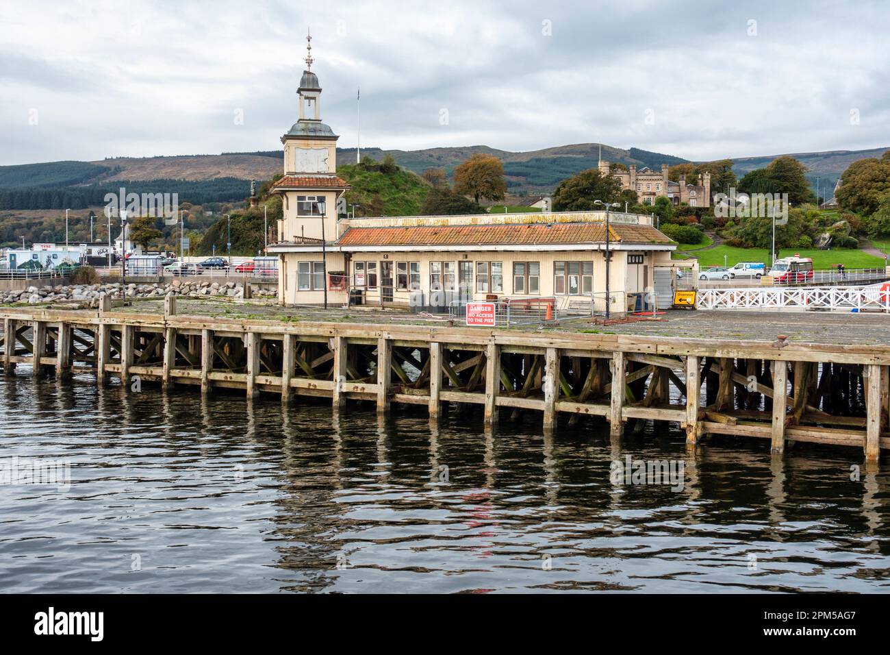Ancienne jetée en bois abandonnée et bâtiment de la jetée à Dunoon sur le Firth of Clyde, Cowal Peninsula, Argyle et Bute, Écosse, Royaume-Uni Banque D'Images