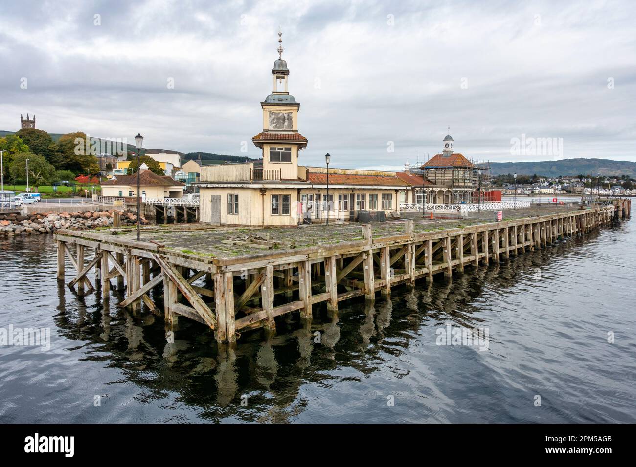 Ancienne jetée en bois abandonnée et bâtiment de la jetée à Dunoon sur le Firth of Clyde, Cowal Peninsula, Argyle et Bute, Écosse, Royaume-Uni Banque D'Images