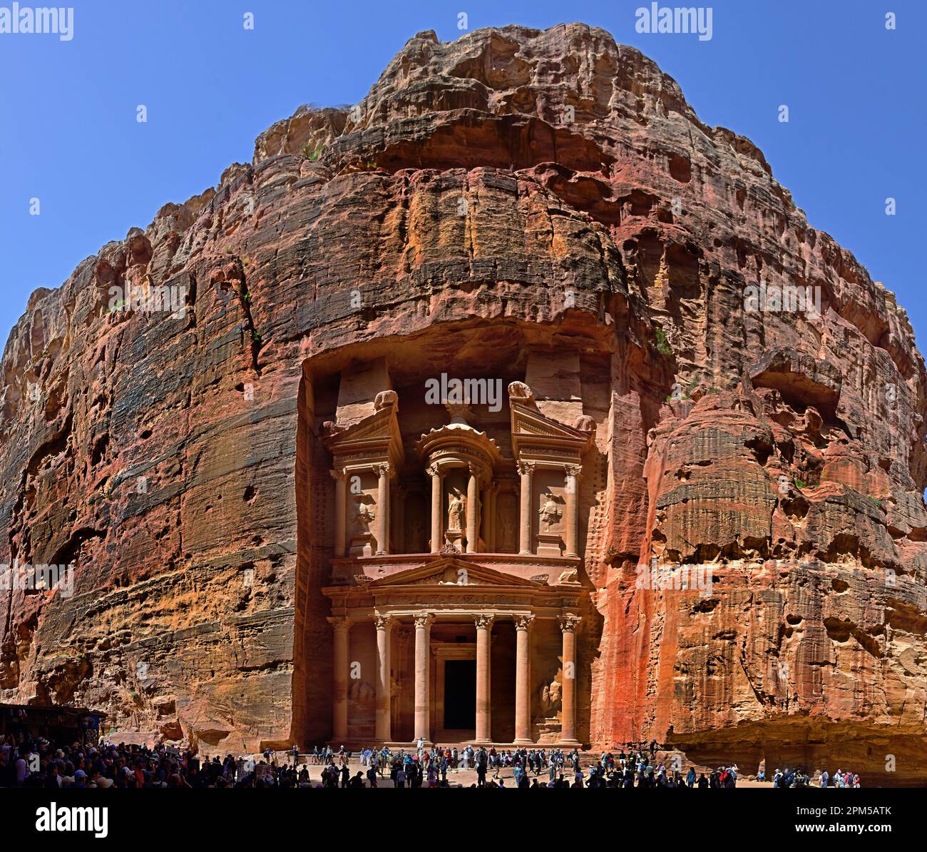 Petra City Al-Khazneh Treasury Temple structure de Royaume de Nabatéan, façades découpées en roche, Mausolée Roi Aretas IV 1st C AD Jordan grès sculpté roche Banque D'Images