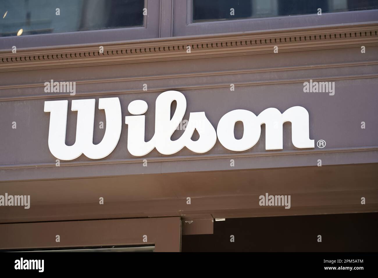New York, NY - 9 avril 2023 : Wilson Sporting Goods Company logo signer sur la boutique à SoHo, Manhattan Banque D'Images