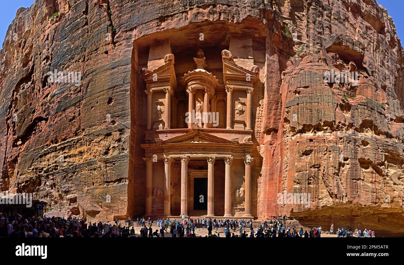 Petra City Al-Khazneh Treasury Temple structure de Royaume de Nabatéan, façades découpées en roche, Mausolée Roi Aretas IV 1st C AD Jordan grès sculpté roche Banque D'Images