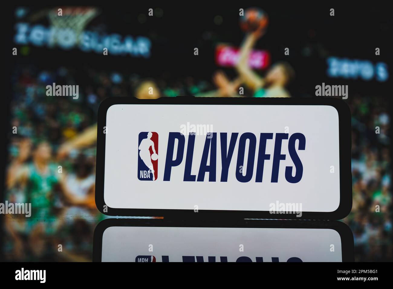 Kaunas, Lituanie - 2023 11 avril: Logo de la NBA Playoffs et jeu de basket-ball à la télévision en arrière-plan. Photo de haute qualité Banque D'Images
