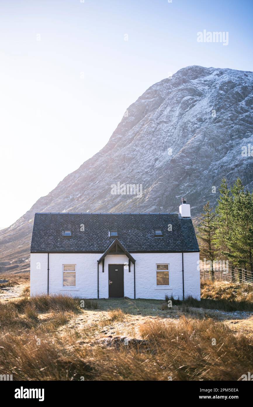 Maison de campagne blanche solitaire dans les Highlands écossais Banque D'Images