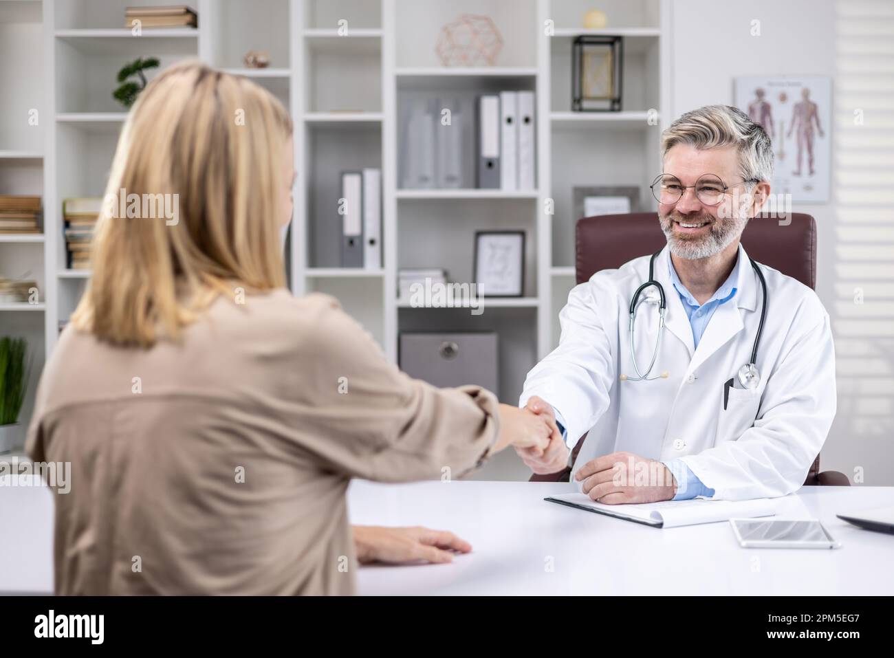Consultation médicale chez le médecin, le patient secoue la main du