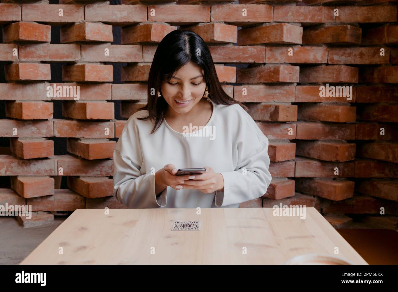 Femme scannant un code QR avec le smartphone Banque D'Images