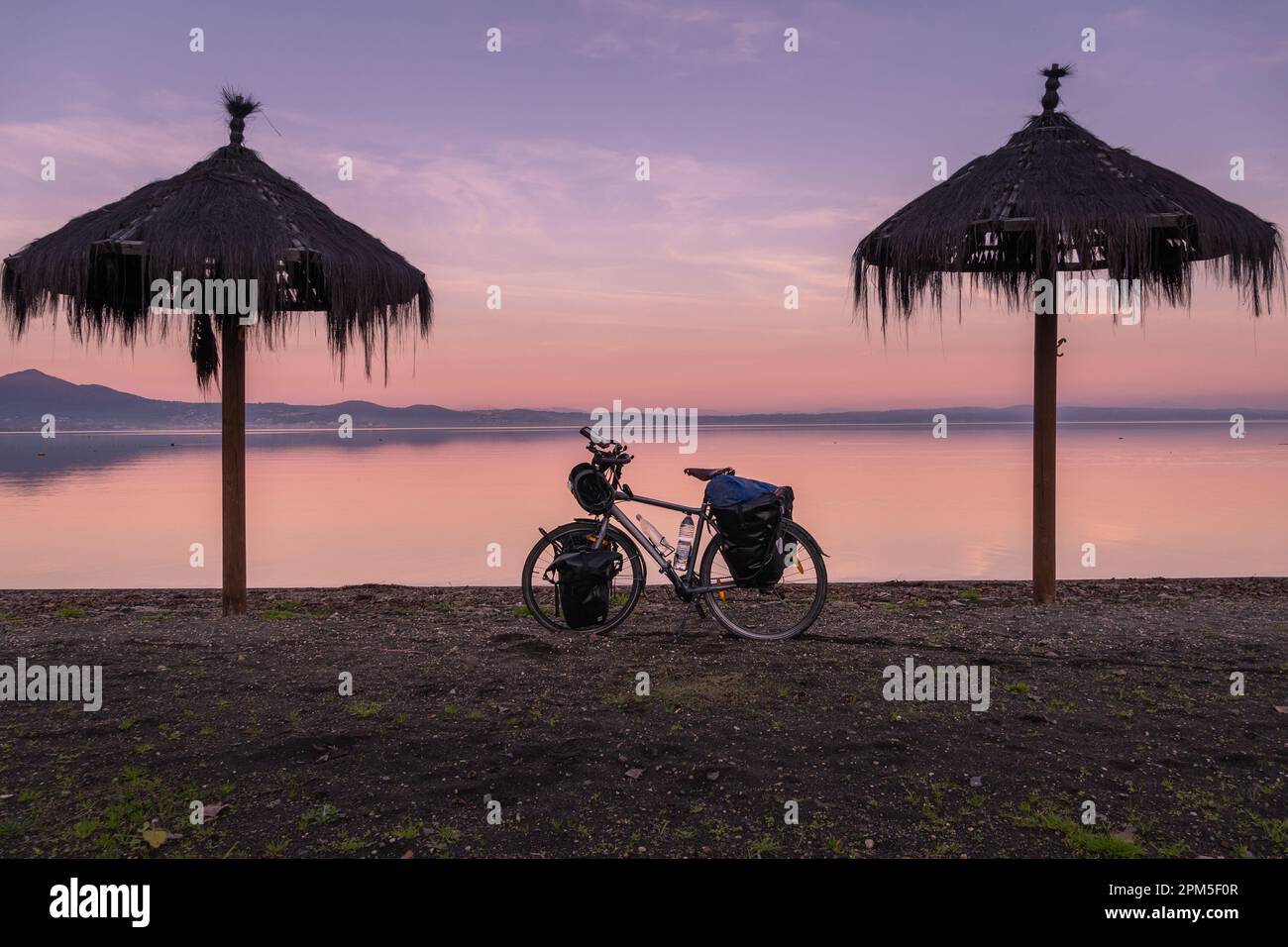 Belle scène de vélo de voyage au coucher du soleil Banque D'Images