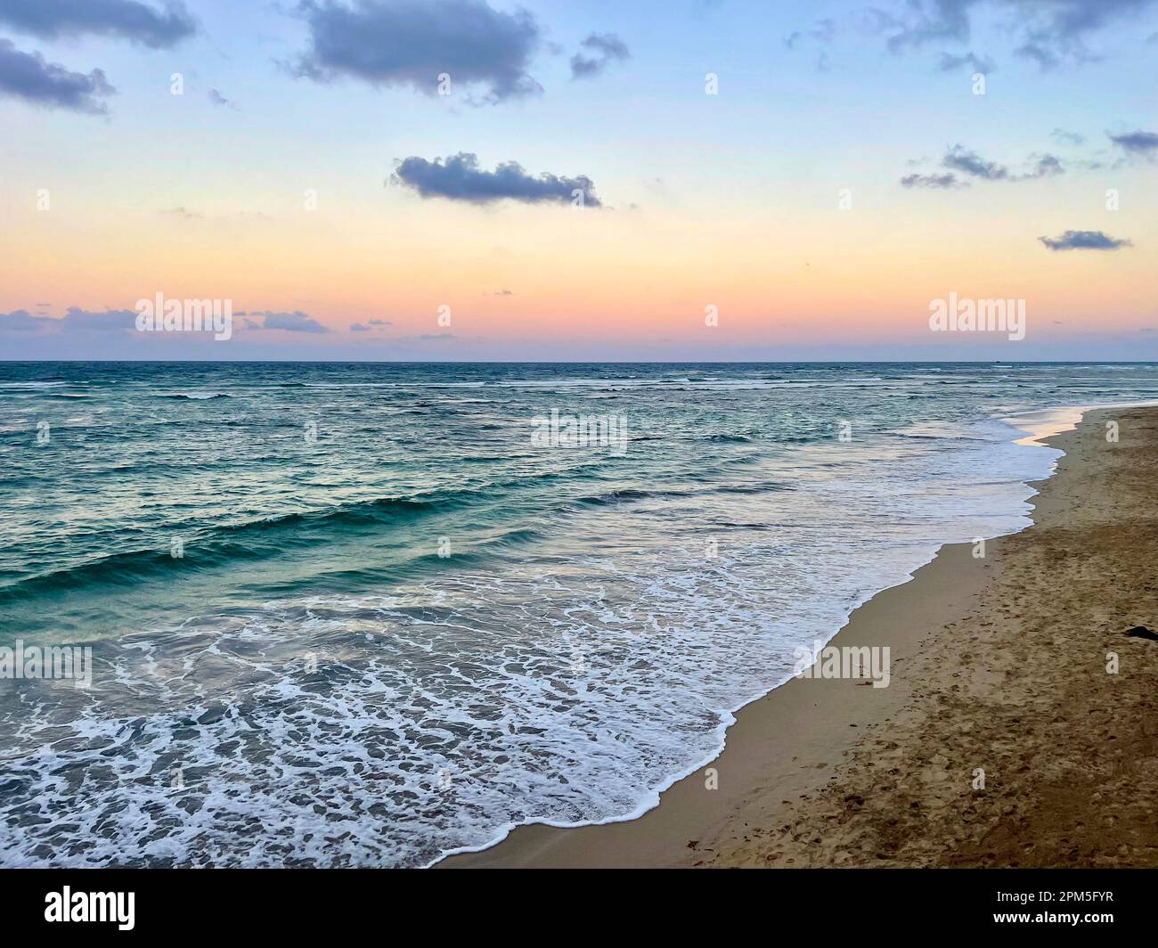 Plage des Caraïbes et vagues au coucher du soleil Banque D'Images