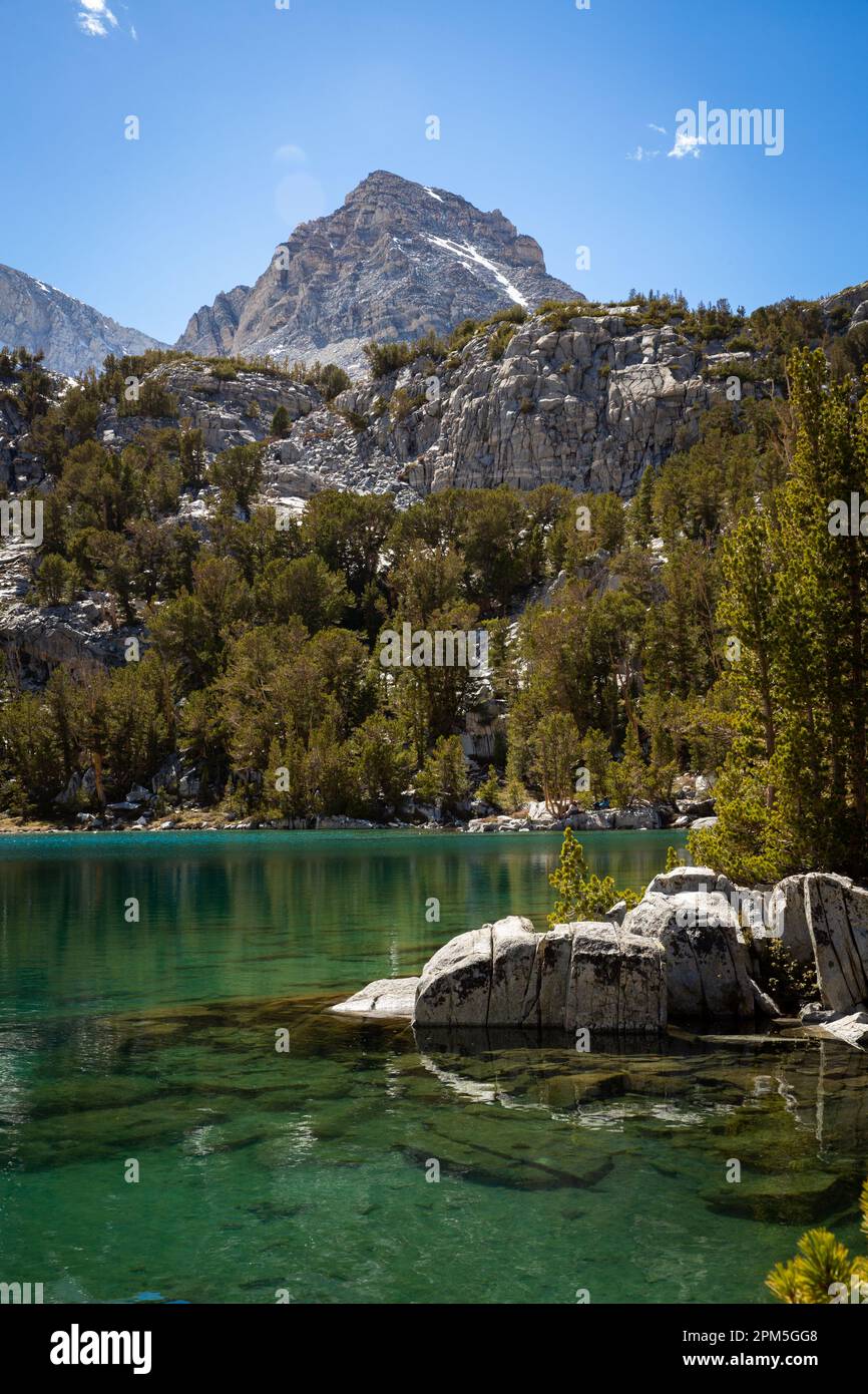Lac alpin dans la Sierra orientale Banque D'Images