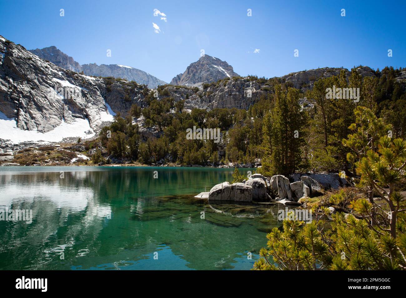 Lac alpin dans la Sierra orientale Banque D'Images