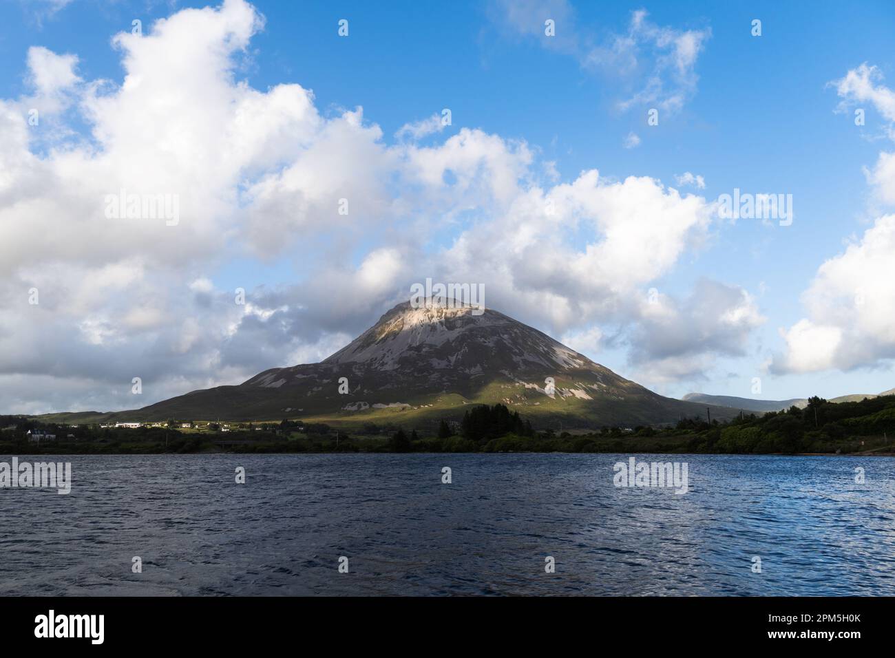 Belle vue sur Errigal Mountain Co. Sligo Irlande du petit lac Banque D'Images