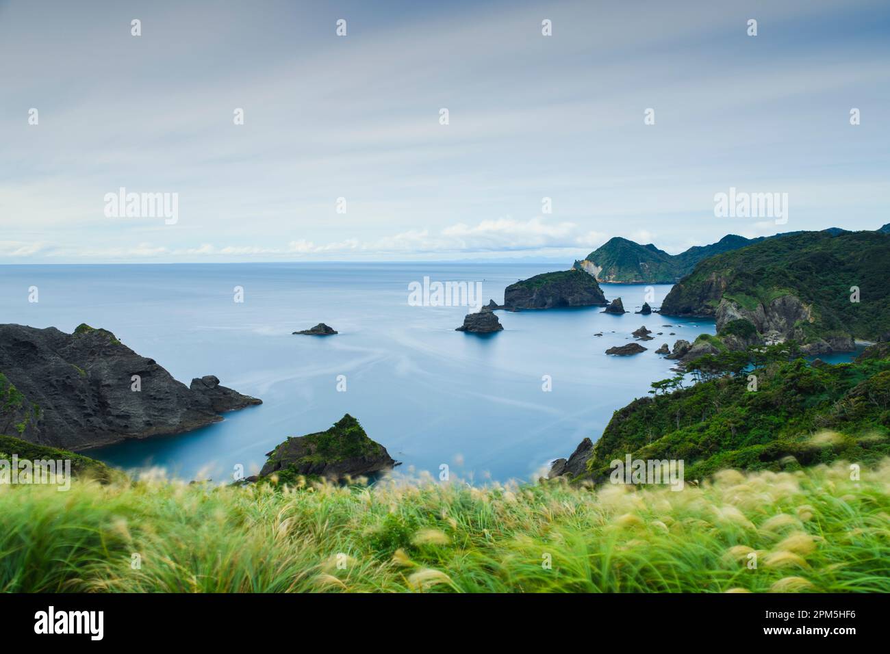 Plan de longue exposition de la mer et du littoral dans la péninsule d'Izu Banque D'Images