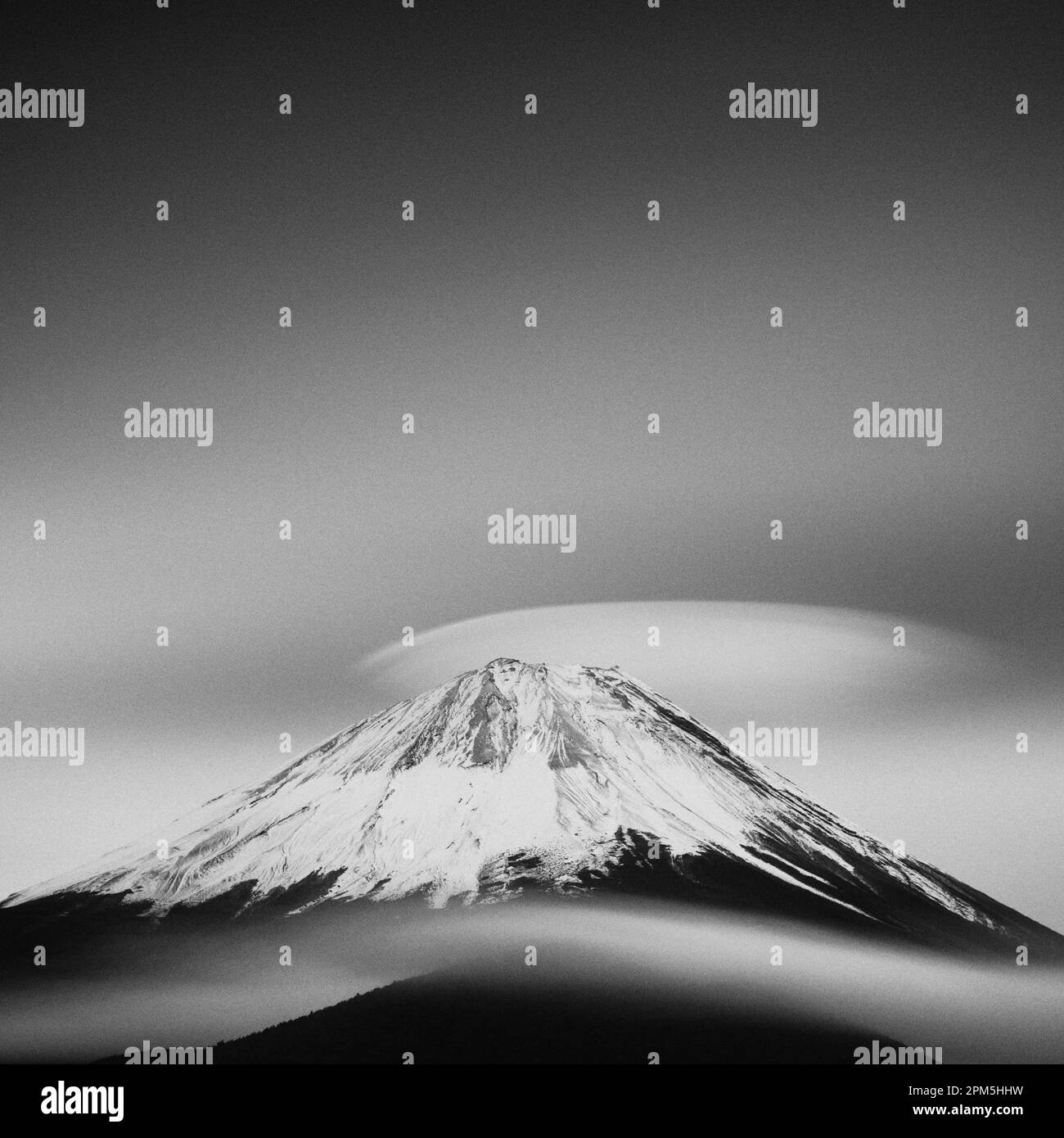 Photo en longue exposition d'un nuage lenticulaire au-dessus du Mont Fuji Banque D'Images