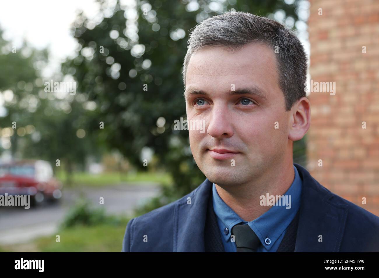 Gros plan d'un beau homme devant un parking wi Banque D'Images