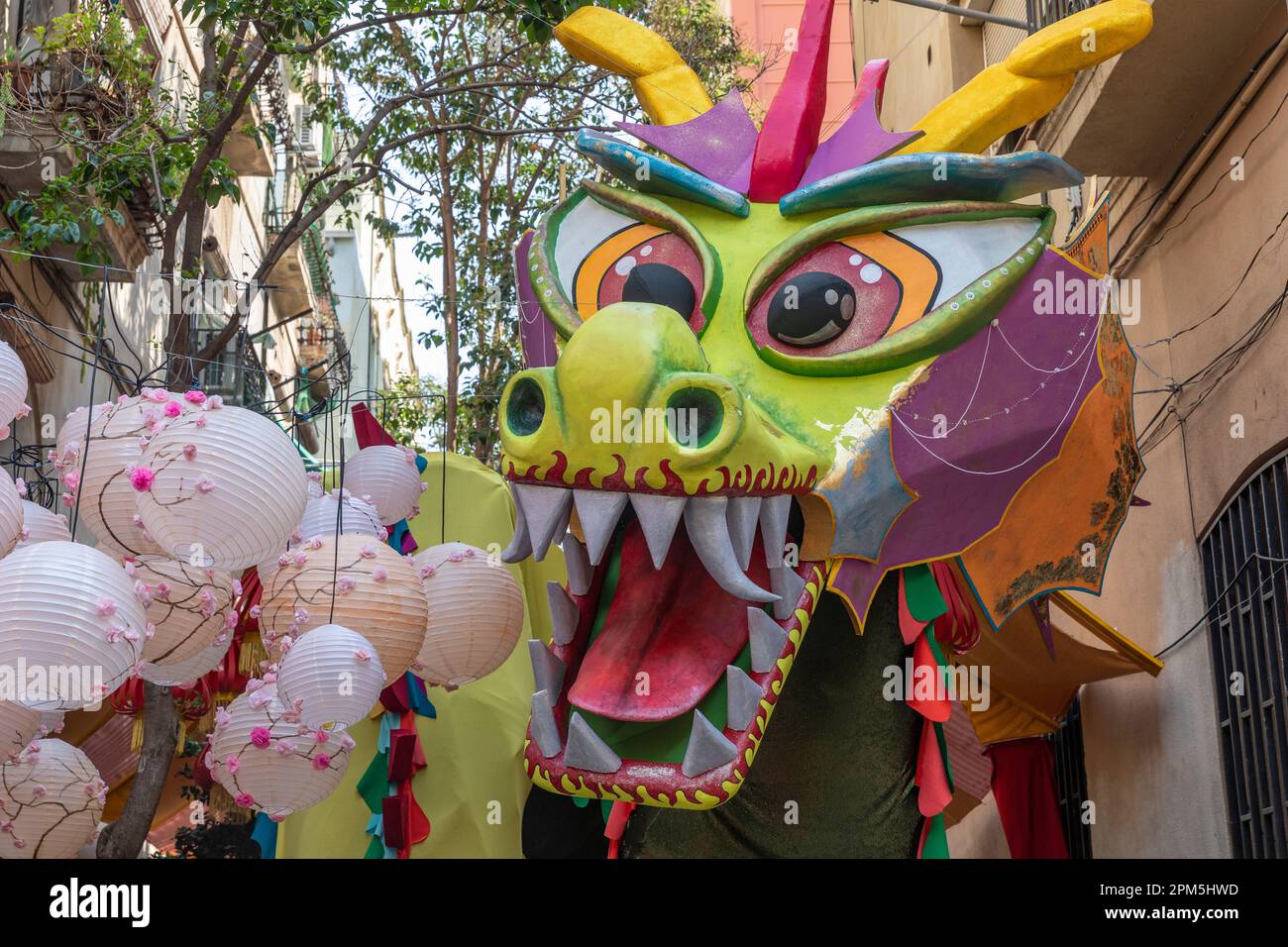 tête de dragon de maché de papier pour les célébrations folkloriques Banque D'Images