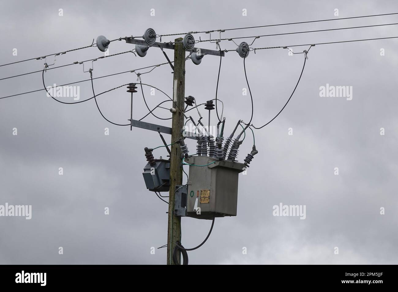 Un transformateur électrique monté sur des poteaux en bois dans la campagne du Royaume-Uni Banque D'Images