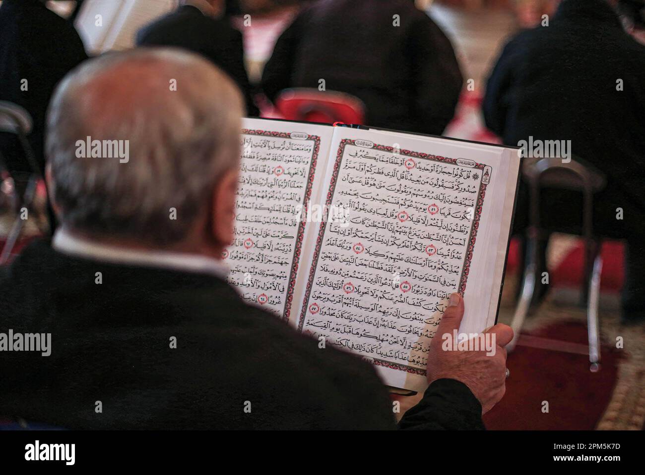 Un musulman lit le Coran dans la mosquée Al-Aqsa, au cours des dix derniers jours du mois Saint du Ramadan, dans lequel les musulmans célèbrent Laylat al-Qadr, dont la nuit ne peut être déterminée avec certitude. Les musulmans se préparent à recevoir Laylat al-Qadr dans les 10 derniers jours du Ramadan. Laylat al-Qadr est une nuit spéciale qui est répétée chaque année Hijri dans le mois béni du Ramadan. C'est l'une des dix dernières nuits du Ramadan. Il a été mentionné dans le Saint Coran et dans la biographie du Prophète Muhammad, il est donc d'une grande importance et de la vie privée. Banque D'Images