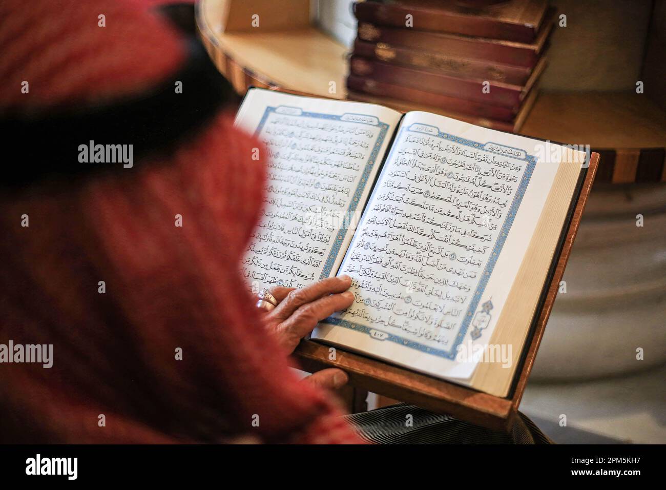 Un musulman lit le Coran dans la mosquée Al-Aqsa, au cours des dix derniers jours du mois Saint du Ramadan, dans lequel les musulmans célèbrent Laylat al-Qadr, dont la nuit ne peut être déterminée avec certitude. Les musulmans se préparent à recevoir Laylat al-Qadr dans les 10 derniers jours du Ramadan. Laylat al-Qadr est une nuit spéciale qui est répétée chaque année Hijri dans le mois béni du Ramadan. C'est l'une des dix dernières nuits du Ramadan. Il a été mentionné dans le Saint Coran et la biographie du prophète Mahomet, il est donc d'une grande importance et de la vie privée. (Photo de Saeed QAQ/SOPA Images/Sipa USA) Banque D'Images