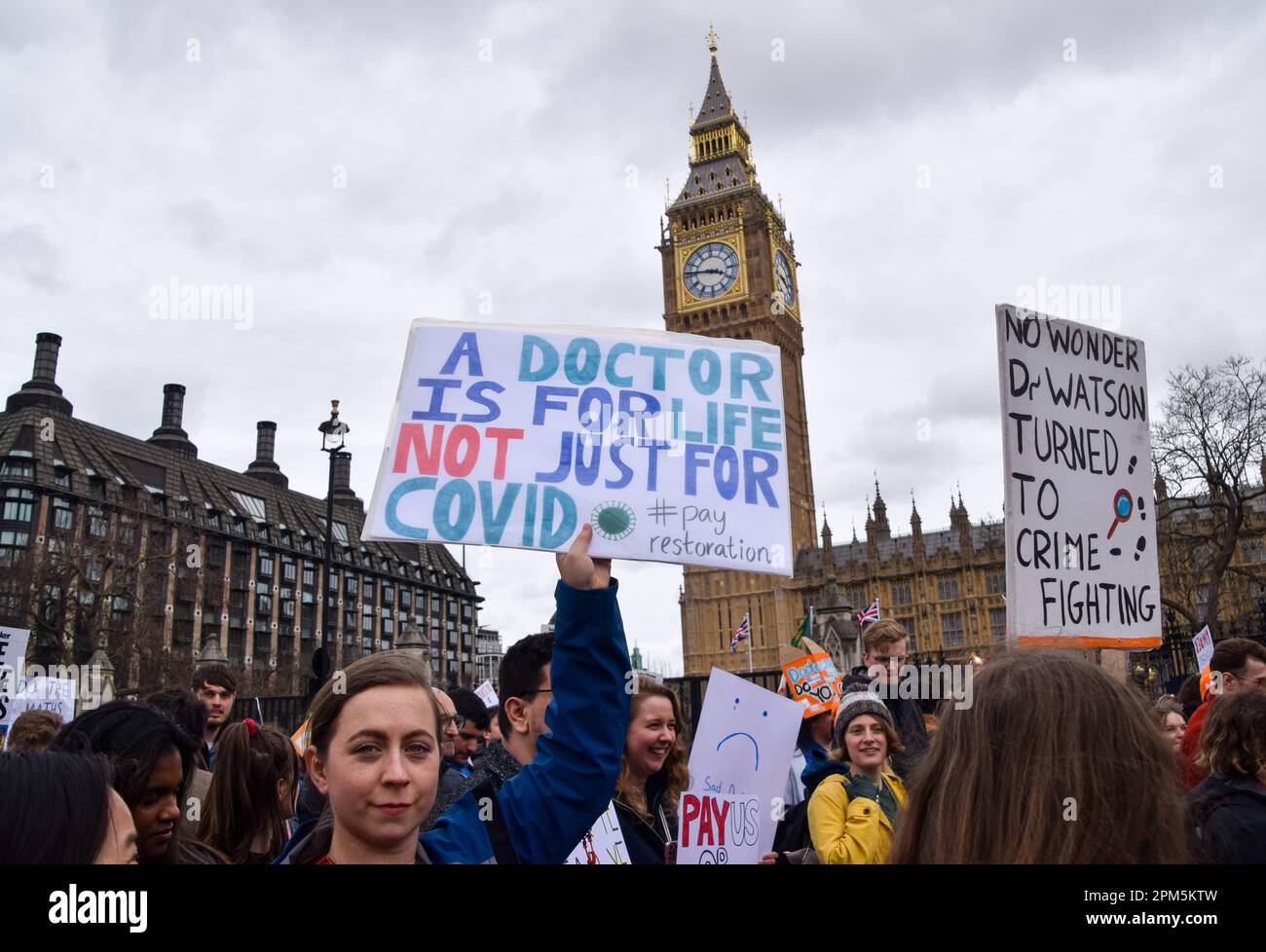 Londres, Angleterre, Royaume-Uni. 11th avril 2023. Les manifestants passent par la place du Parlement. Des milliers de médecins juniors ont défilé de Trafalgar Square au ministère de la Santé alors qu'ils commenceraient leur grève de quatre jours exigeant le rétablissement de la pleine rémunération. (Credit image: © Vuk Valcic/ZUMA Press Wire) USAGE ÉDITORIAL SEULEMENT! Non destiné À un usage commercial ! Banque D'Images