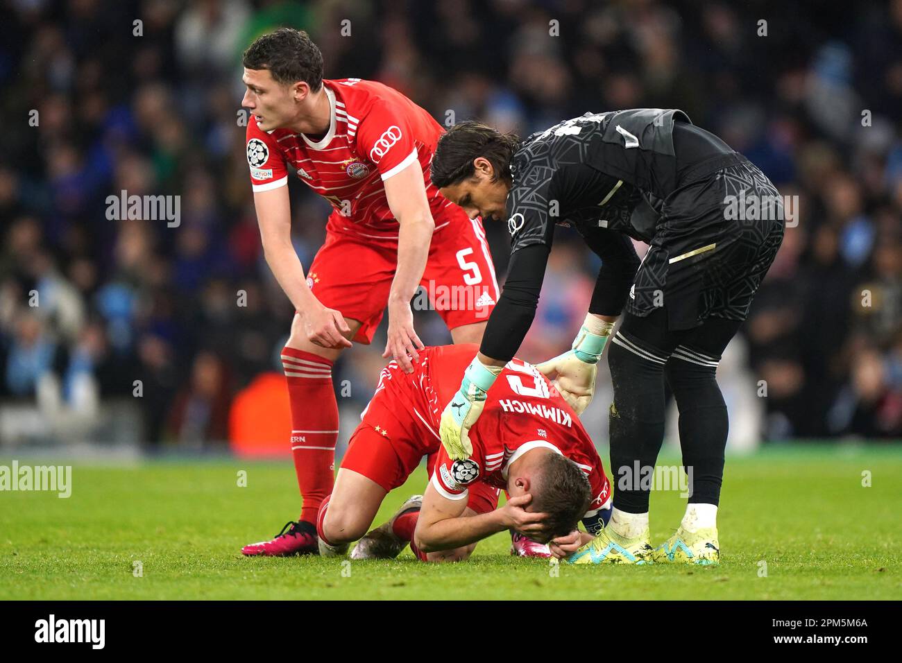 Benjamin Pavard (à gauche) et Yann Sommer (à droite), gardien de but du Bayern Munich, regardent comme le coéquipier Joshua Kimmich semble blessé lors du match de la finale de la première jambe de l'UEFA Champions League au Etihad Stadium, à Manchester. Date de la photo: Mardi 11 avril 2023. Banque D'Images