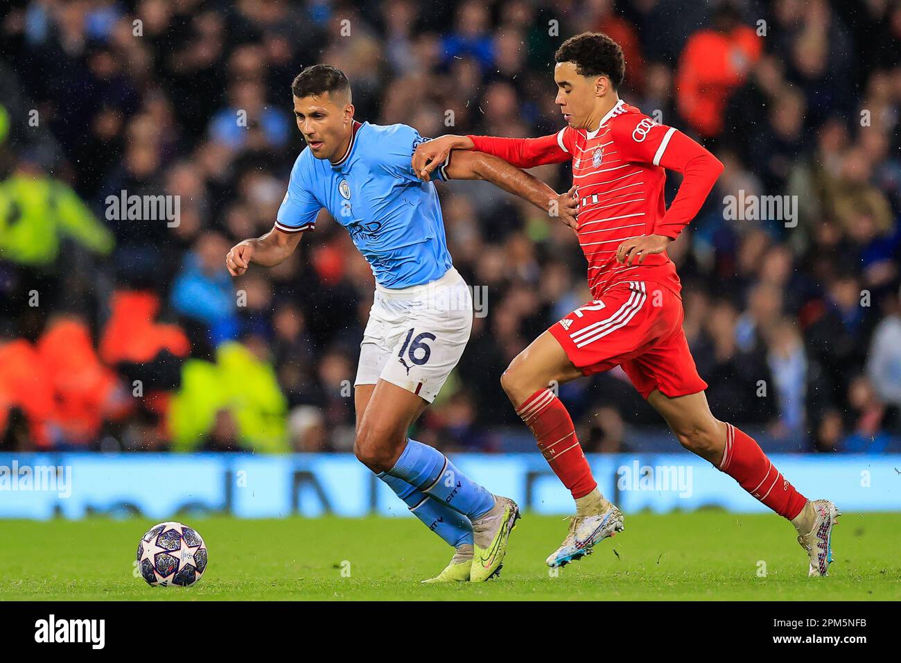 Rod#16 de Manchester City retient Jamal Musiala #42 de Bayern Munich pendant la Ligue des champions de l'UEFA quart-finale 1st Leg Manchester City vs Bayern Munich au stade Etihad, Manchester, Royaume-Uni, 11th avril 2023 (photo de Conor Molloy/News Images) Banque D'Images