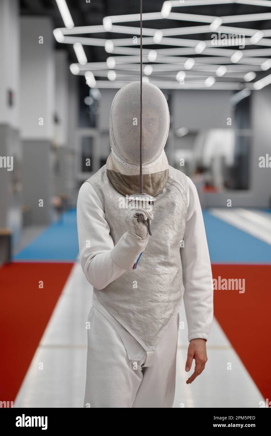 Portrait d'athlète sportif par épée portant des vêtements de protection et un casque lors de l'entraînement Banque D'Images