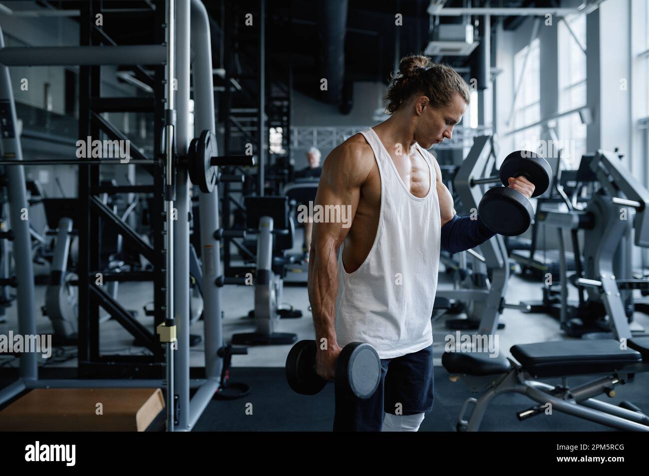 Entraînement sportif avec biceps avec haltères lourdes faisant des exercices  d'élévation de mollet Photo Stock - Alamy
