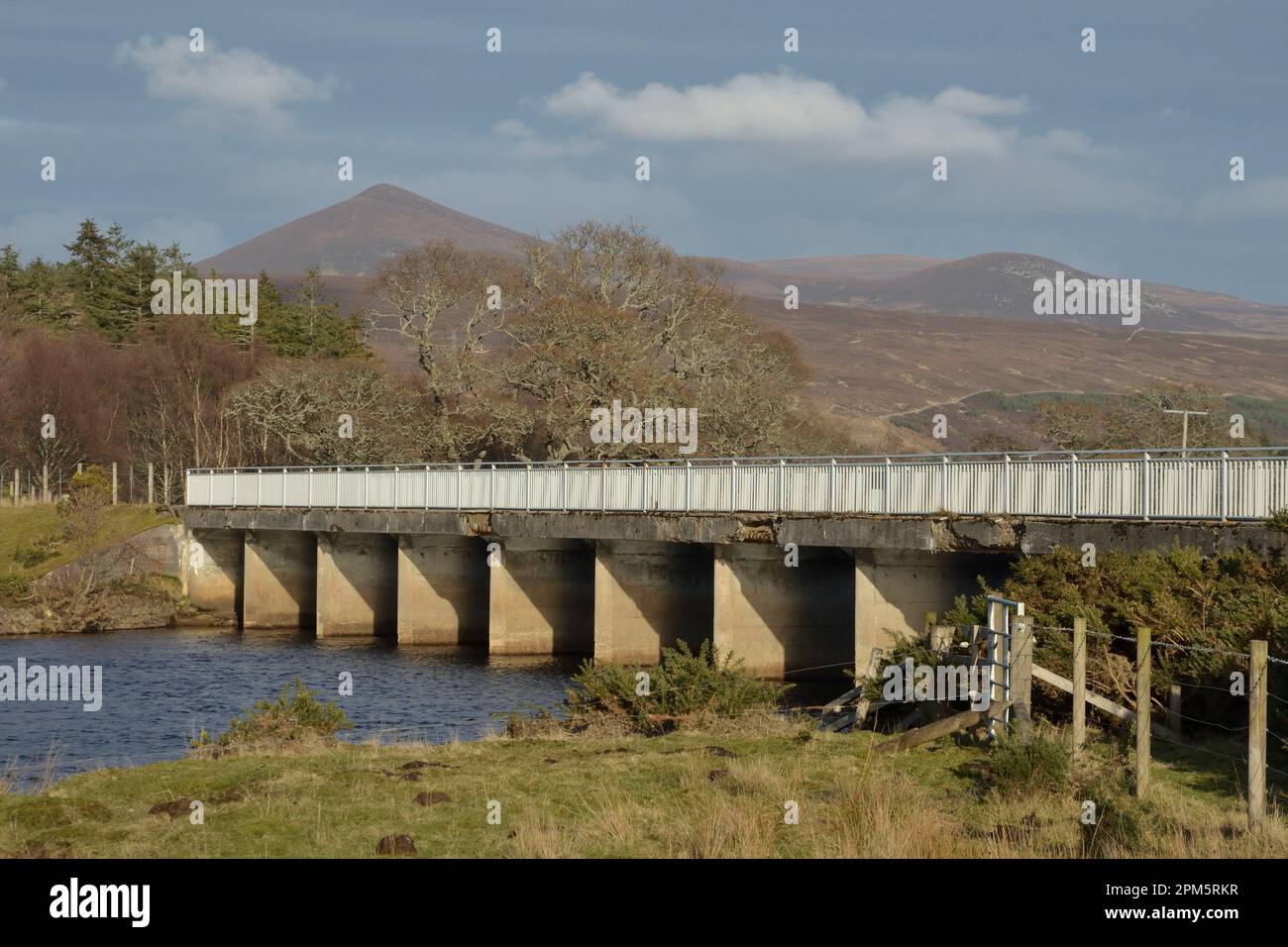 Pont de Balnacoil traversant la rivière Blackwater à Strath Brora, Sutherland, Scottish Highlands. La colline pointue derrière est Ben Smeorail. Banque D'Images