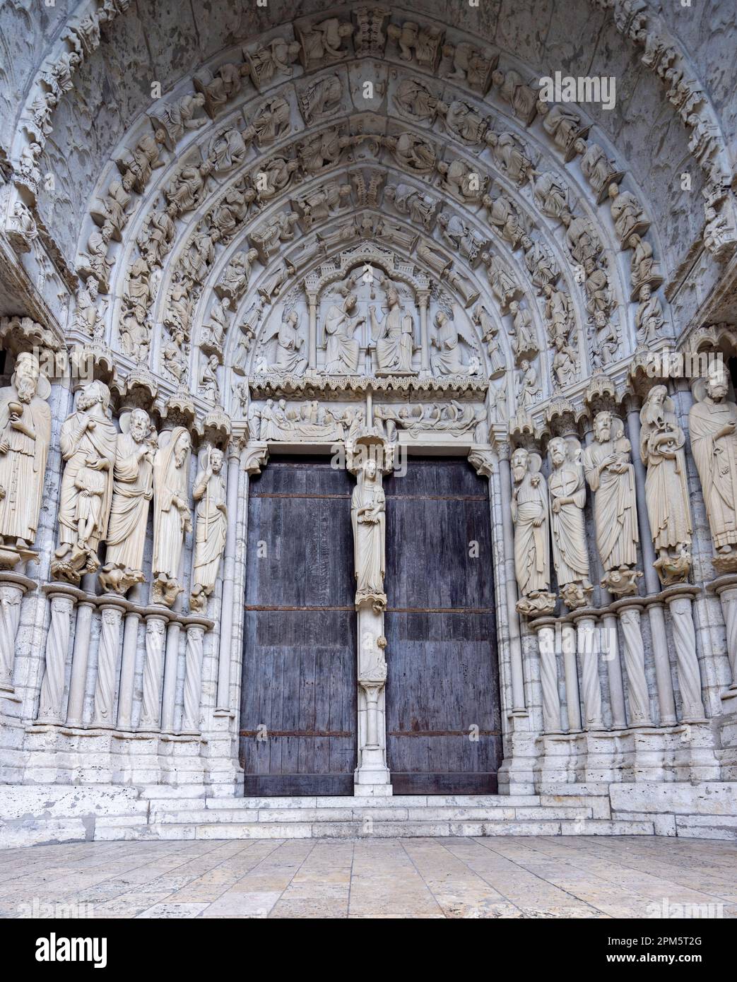 Porte centrale, portail du transept nord, cathédrale de Chartres, France Banque D'Images