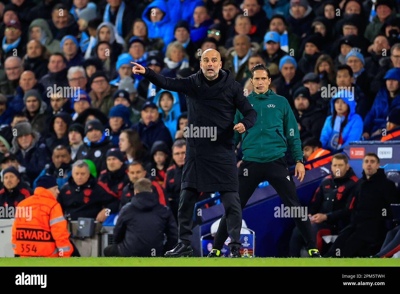 PEP Guardiola Manager de Manchester City donne des instructions à son équipe lors des quarts de finale de la Ligue des champions de l'UEFA 1st Leg Manchester City vs Bayern Munich au Etihad Stadium, Manchester, Royaume-Uni, 11th avril 2023 (photo de Conor Molloy/News Images), le 4/11/2023. (Photo de Conor Molloy/News Images/Sipa USA) crédit: SIPA USA/Alay Live News Banque D'Images