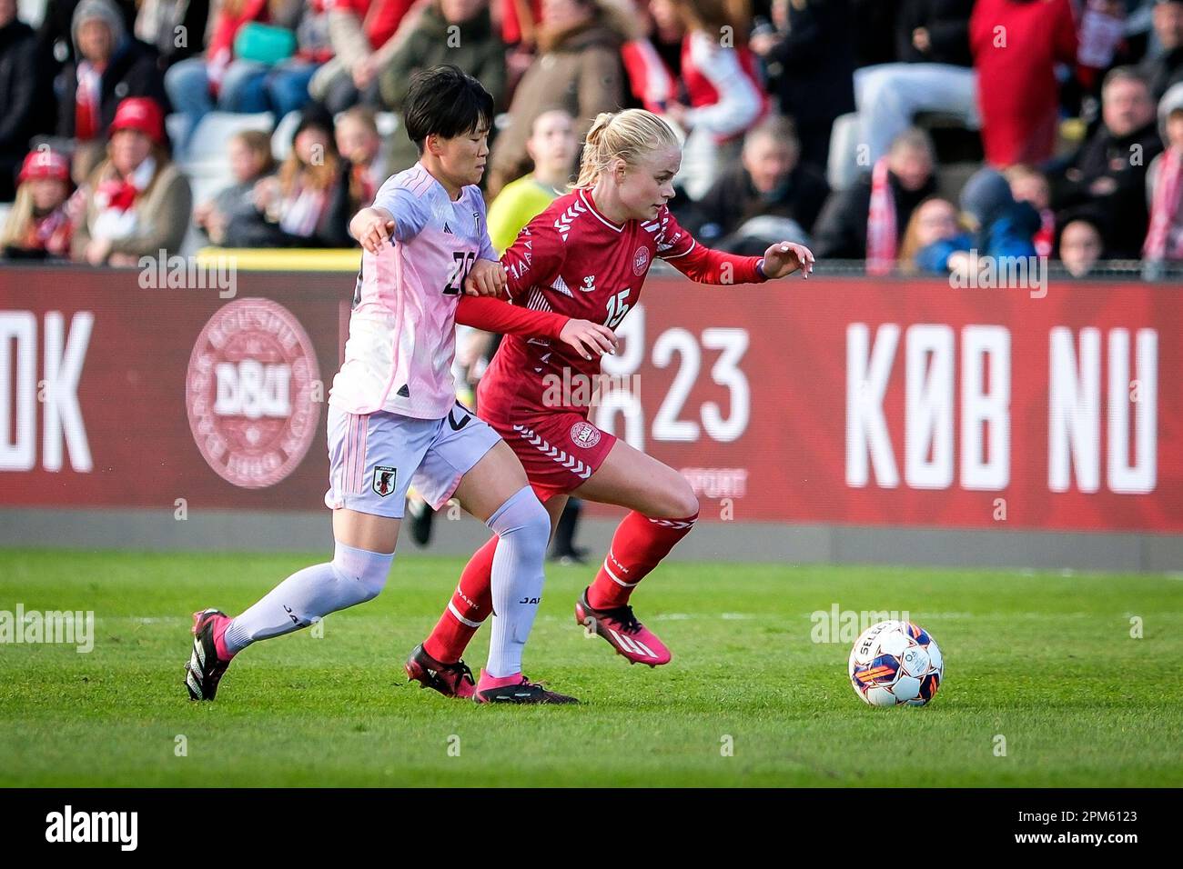 Odense, Danemark. 11th avril 2023. Katherine Kühl (14) du Danemark et Aoba Fujino (20) du Japon vus pendant le football amical entre le Danemark et le Japon à Odense Stadion à Odense. (Crédit photo : Gonzales photo/Alamy Live News Banque D'Images