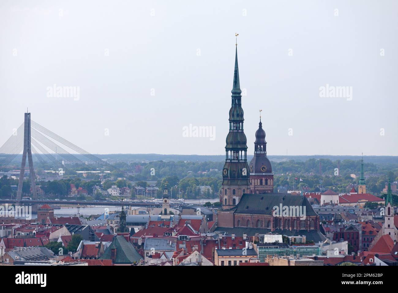 St. L'église de Pierre est une église luthérienne de Riga dédiée à Saint Pierre. C'est une église paroissiale de l'Église évangélique luthérienne de Lettonie. Banque D'Images