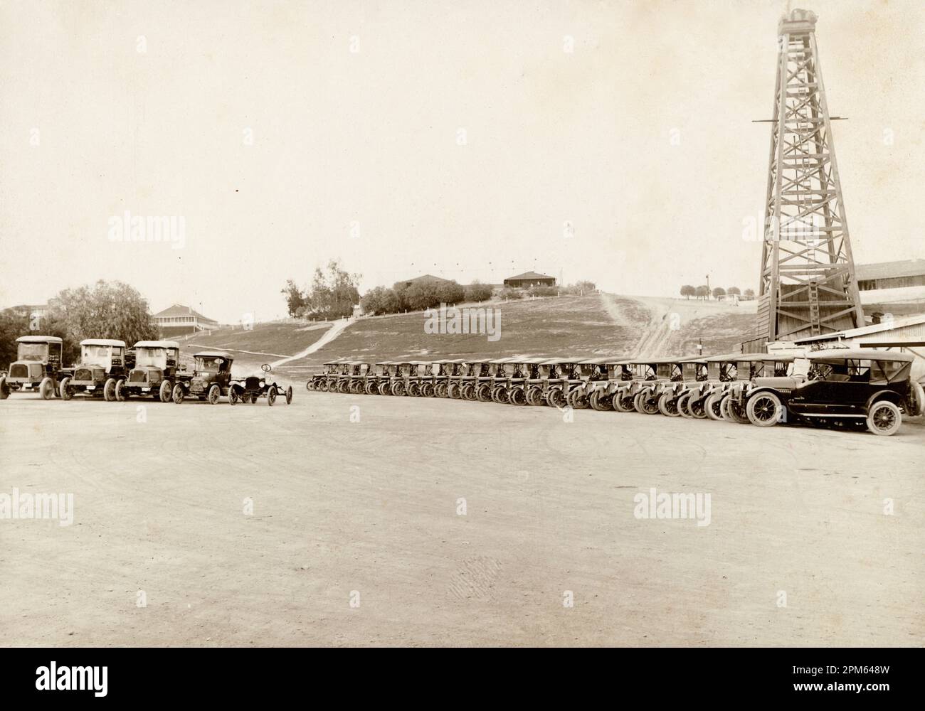 Ford modèle T début 1900s devant un puits de pétrole, Californie vers 1910, voitures garées sur le champ de pétrole, histoire de l'industrie automobile Banque D'Images