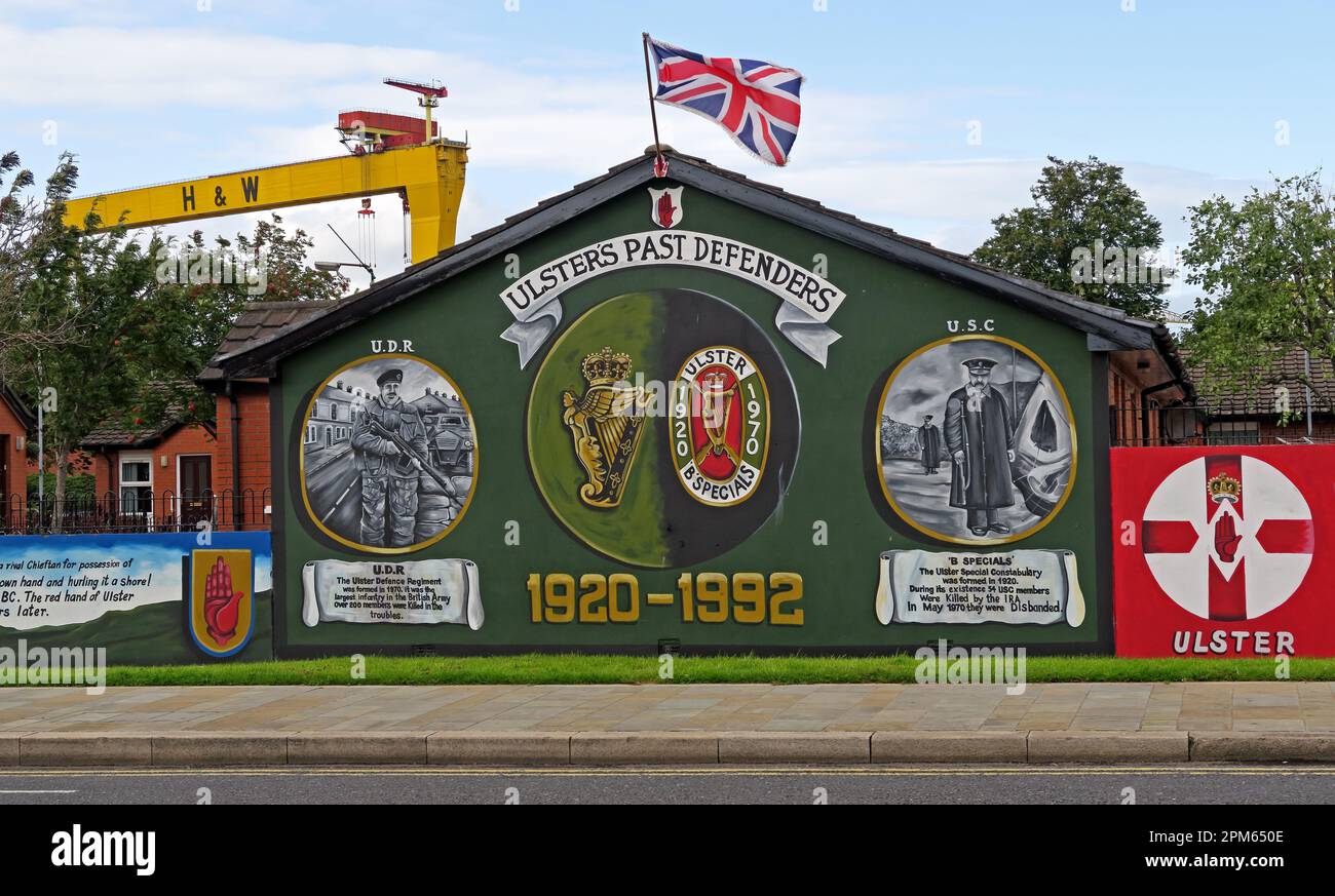 Grues jaunes H&W, Ulster passé défenseurs 1920-1970 B-Specials, UDR, USC, Freedom Corner, Newtownards Road, BELFAST, NI, BT4 1AB Banque D'Images