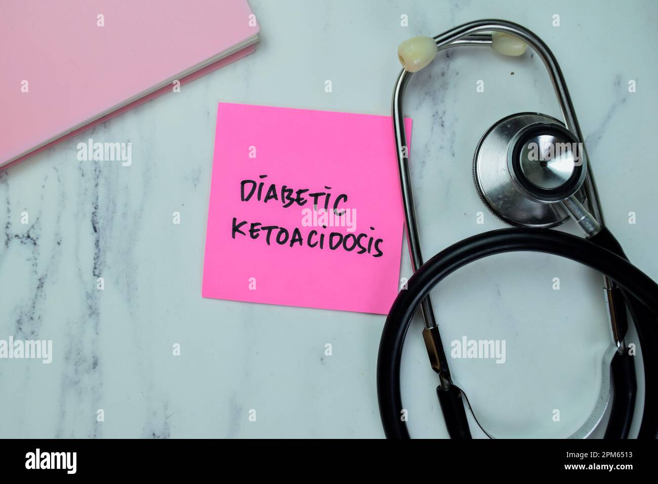 Concept d'acidocétose diabétique écrire sur des notes adhésives avec stéthoscope isolé sur une table en bois. Banque D'Images