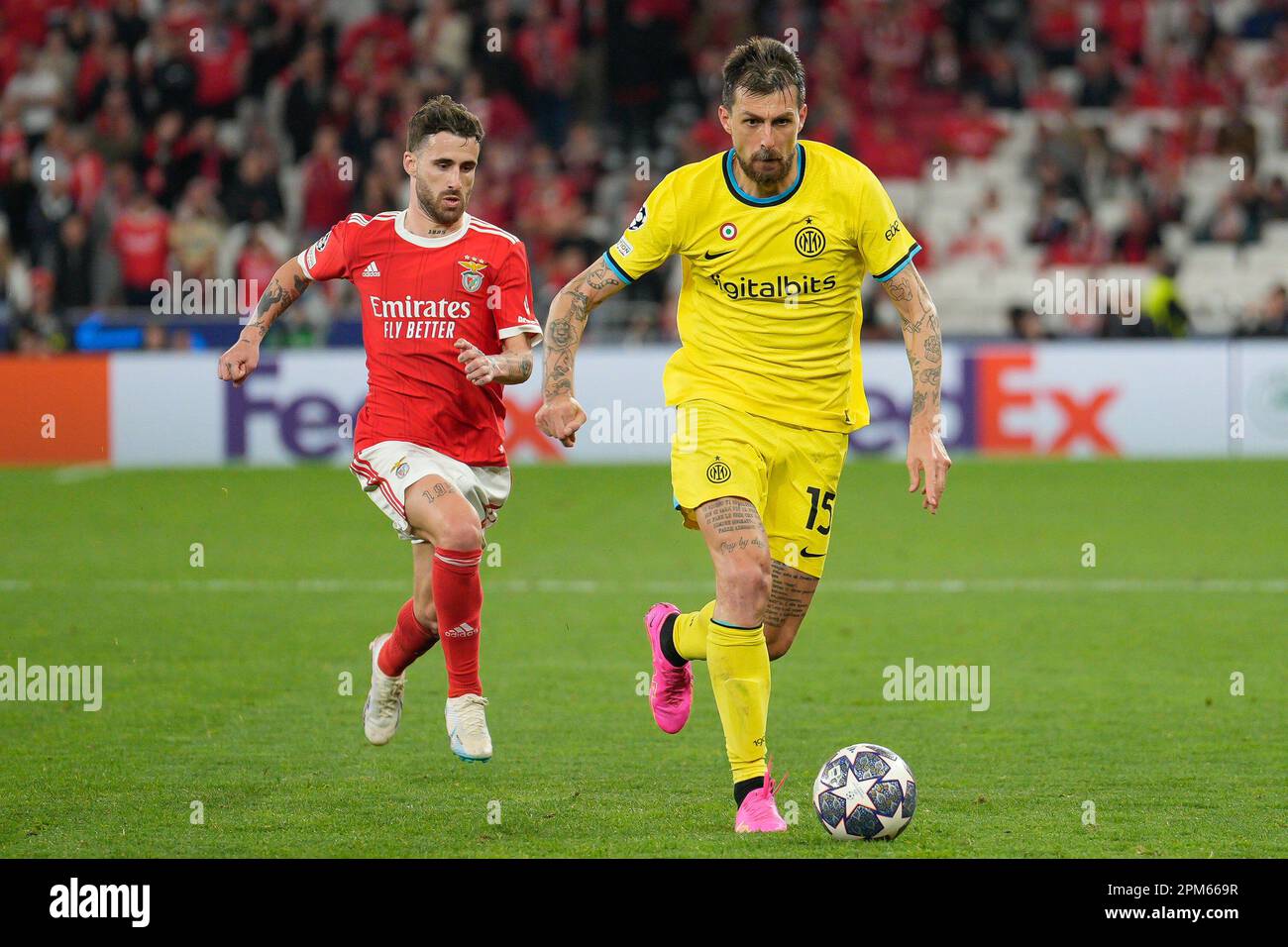 Lisbonne, Portugal. 11th avril 2023. Rafa Silva de SL Benfica (L) et Francesco Acerbi du FC Internazionale Milano (R) en action pendant les quarts de finale de la Ligue des champions de l'UEFA, match de football 1st pieds entre SL Benfica et FC Internazionale Milano à l'Estadio da Luz. Score final: SL Benfica 0:2 FC Internazionale Milano crédit: SOPA Images Limited/Alay Live News Banque D'Images