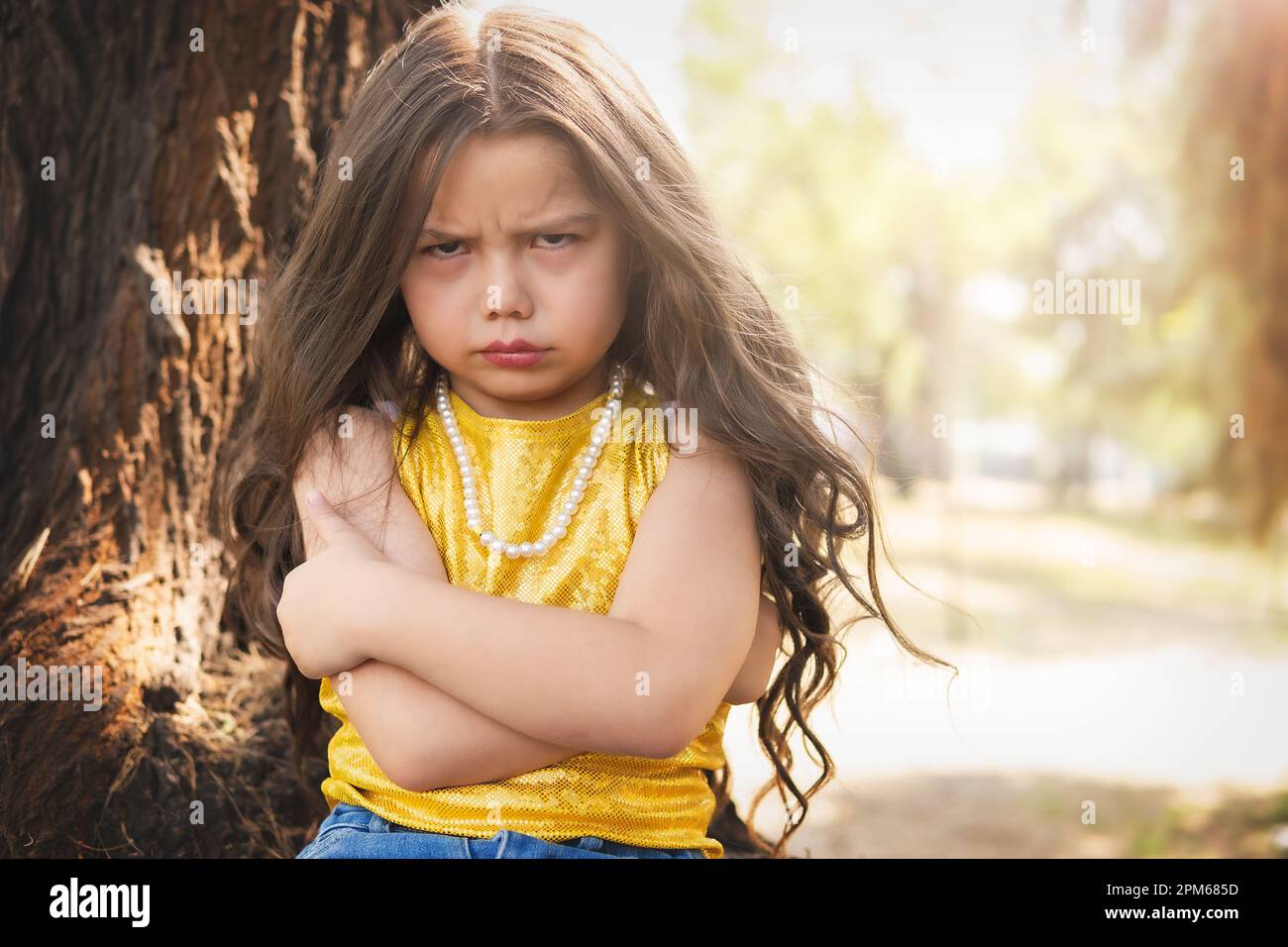 Expression en colère d'une petite fille, belle fille blonde, thème de jour des enfants. Banque D'Images