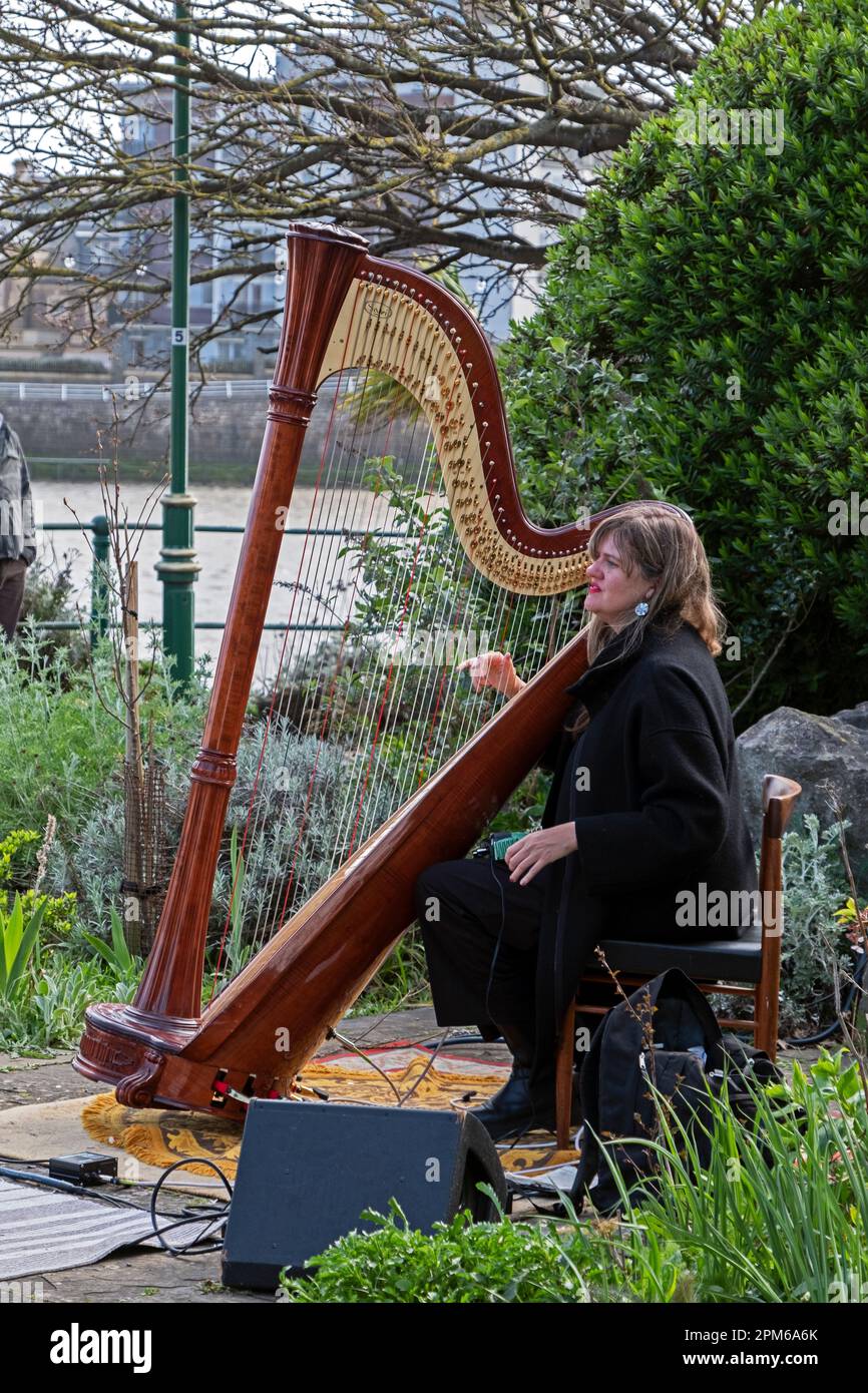 Weston-super-Mare, Royaume-Uni, 10 avril 2023. Mary Lattimore, harpiste de Los Angeles, joue un concert en plein air au lac Marine. Le concert a été organisé par le centre musical et artistique local Loves café. Banque D'Images