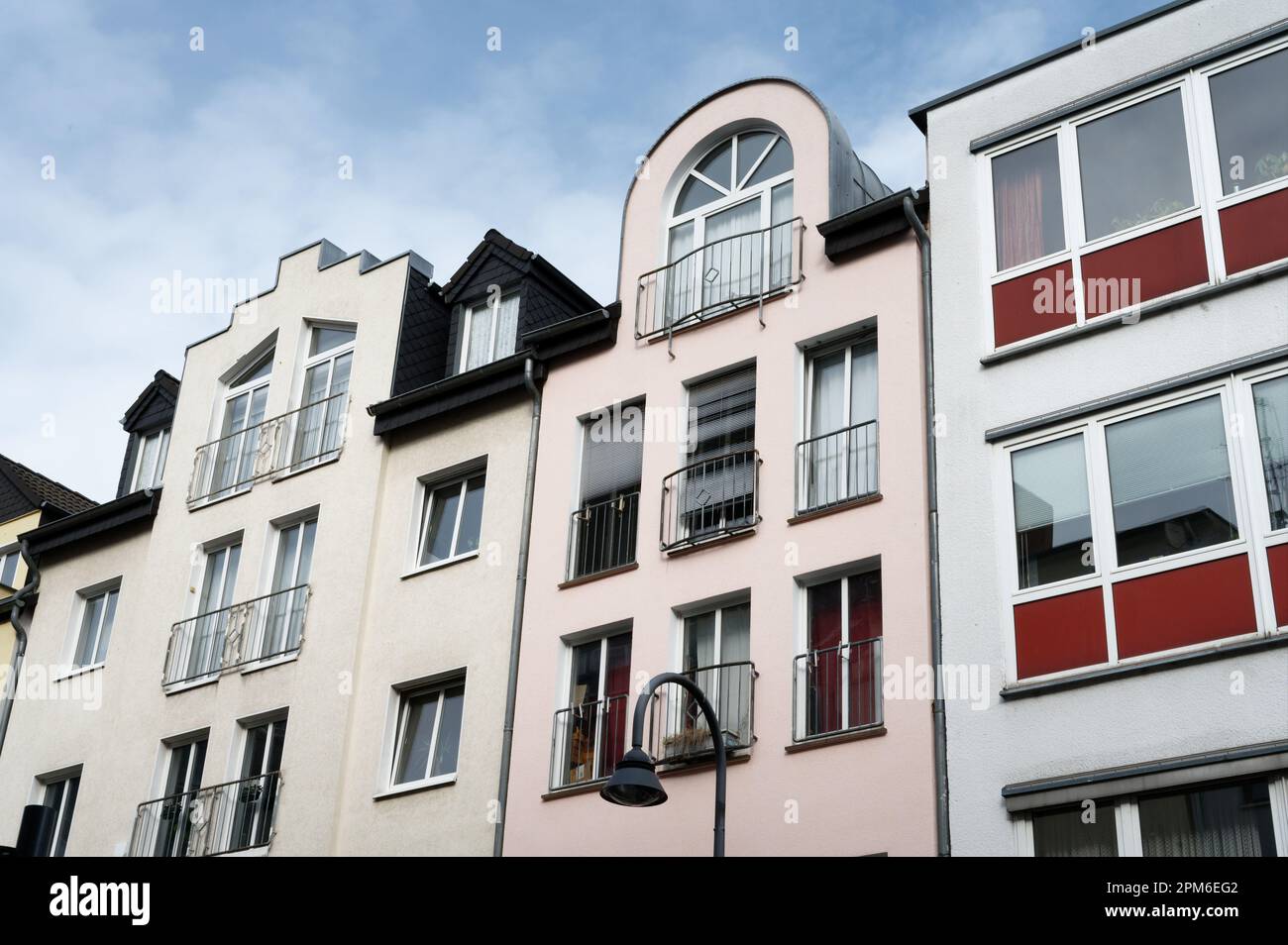 jolies façades pastel avec un mélange intéressant d'ancien et de nouveau dans le quartier d'eigelstein à cologne Banque D'Images