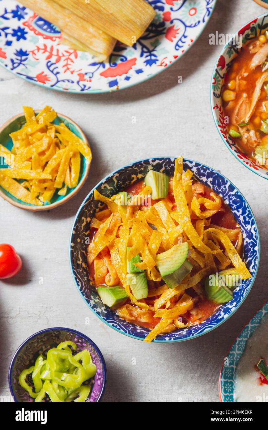 Soupe aztèque. Gros plan de la soupe à la tortilla mexicaine Sopa Azteca Banque D'Images