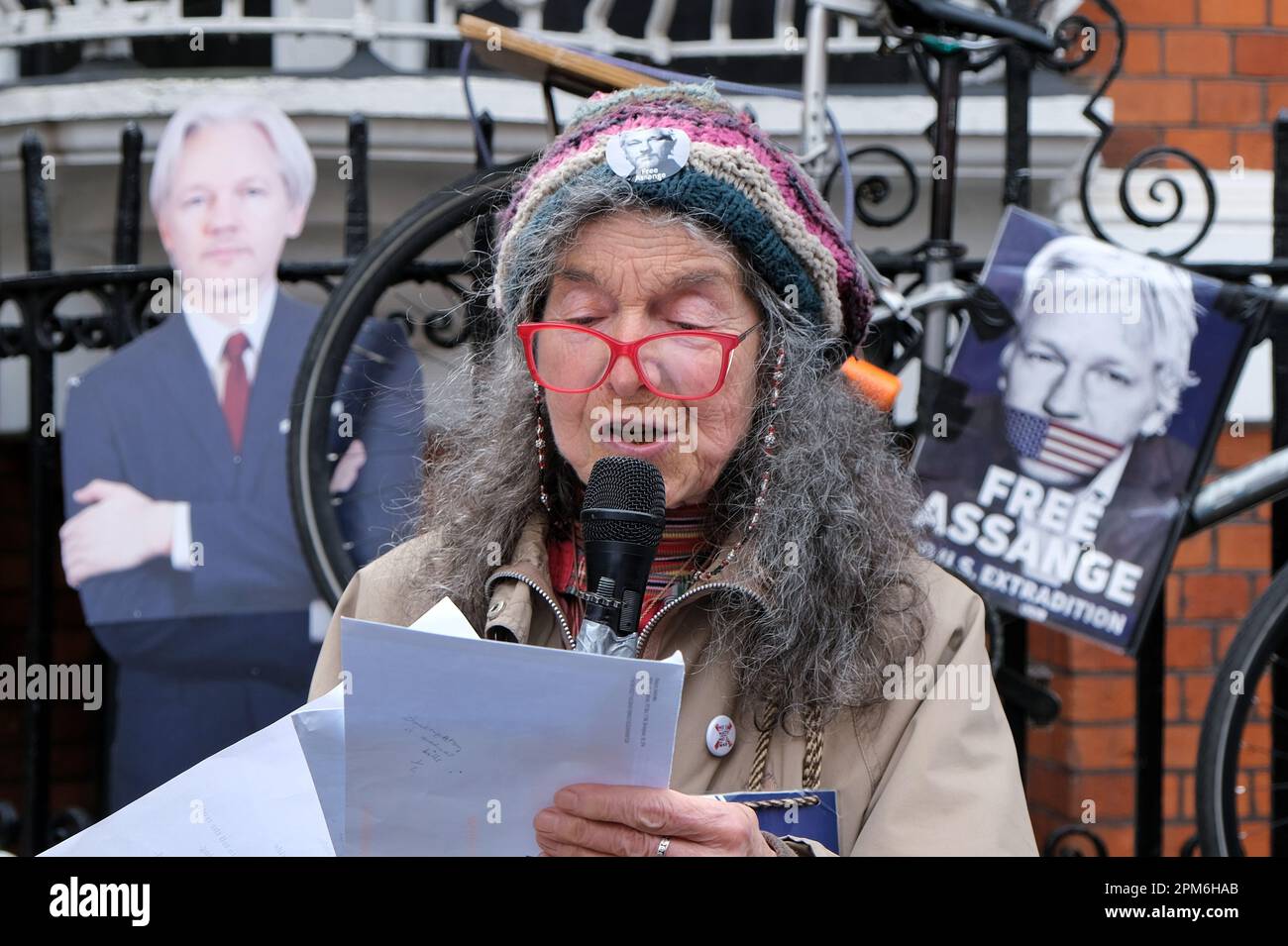 Londres, Royaume-Uni. 11th avril 2023. L'actrice Myra Sands fait un discours. Des militants et des partisans libres d'Assange ont manifesté pour marquer le quatrième anniversaire de l'expulsion du journaliste de WikiLeaks de l'ambassade équatorienne à Knightsbridge. Julian Assange est incarcéré à la prison de Belmarsh depuis, alors qu'il lutte contre l'extradition vers les États-Unis après avoir fuyant des documents classifiés, où il serait condamné à 175 ans de prison. Crédit : onzième heure Photographie/Alamy Live News Banque D'Images