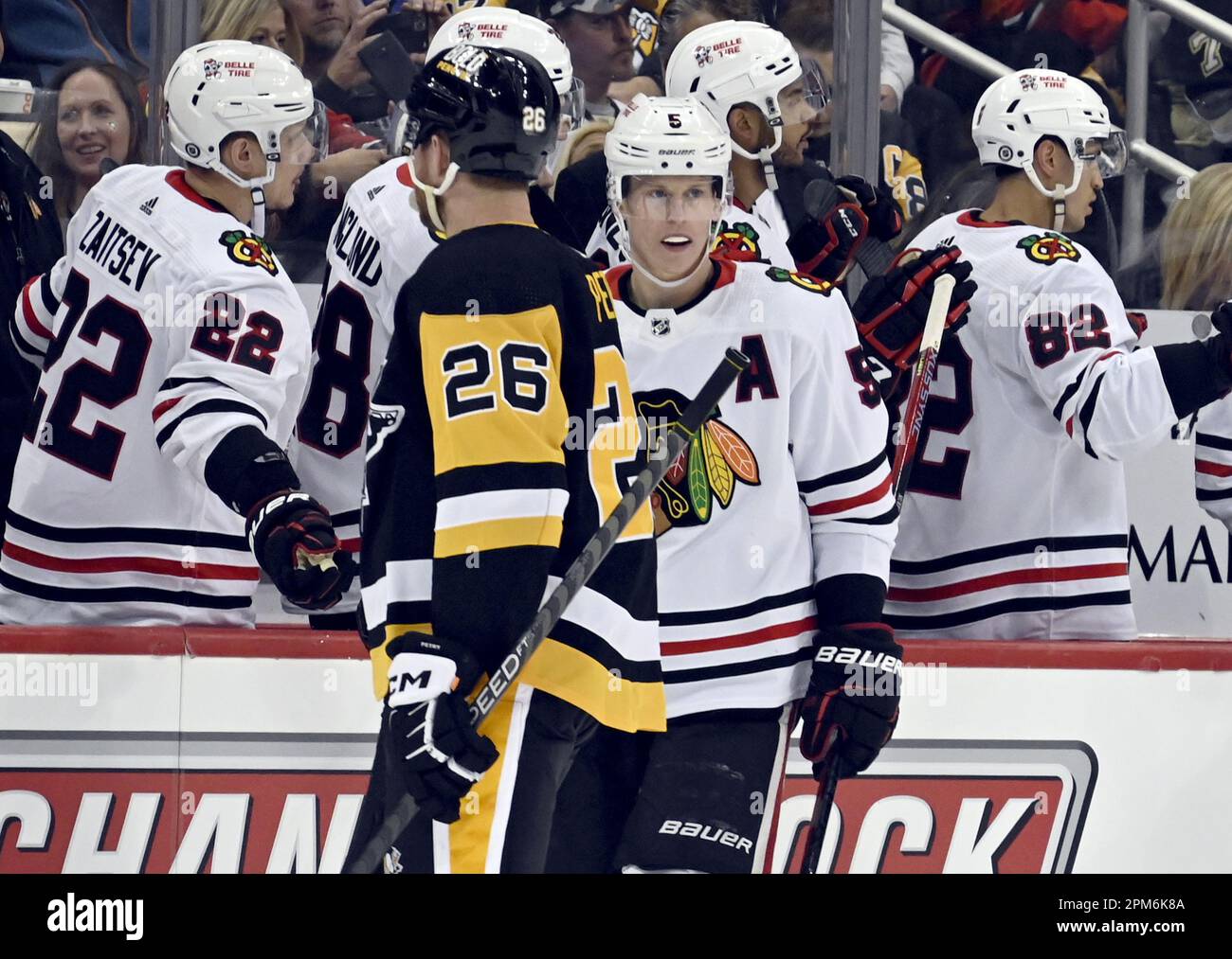 Pittsburgh, États-Unis. 11th avril 2023. Jeff Petry, défenseur des Penguins de Pittsburgh (26), skate au défenseur des Blackhawks de Chicago, Connor Murphy (5), après le but de Blackhawk pendant la deuxième période à la PPG Paints Arena de Pittsburgh, mardi, 11 avril 2023. Photo par Archie Carpenter/UPI crédit: UPI/Alay Live News Banque D'Images