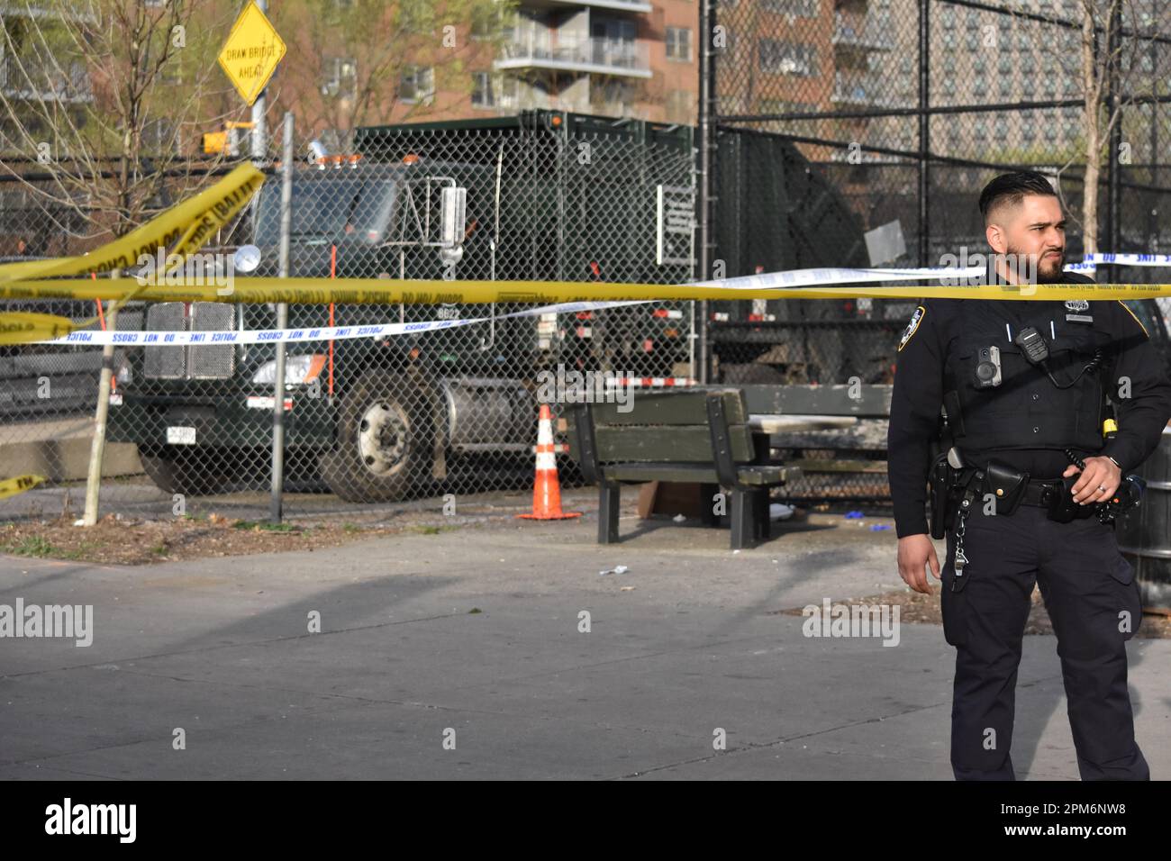 La police veille sur la scène du crime et empêche les gens d'y entrer. Vers 5:21 À l'heure de l'est, la police a répondu à un appel de 911 d'un homme poignardé dans un parc situé à West 145 Street et à Lenox Avenue, dans les limites de la Cité 32nd. À leur arrivée, les officiers ont observé un homme de 61 ans blessé par un coup de couteau à la poitrine. EMS a répondu à l'endroit et a transporté la victime à l'hôpital de Harlem, où il a été déclaré mort. Un homme de 63 ans a été mis en garde à vue, des accusations ont été portées en attendant. L'enquête est toujours en cours. La personne décédée a été identifiée comme étant 61-y Banque D'Images