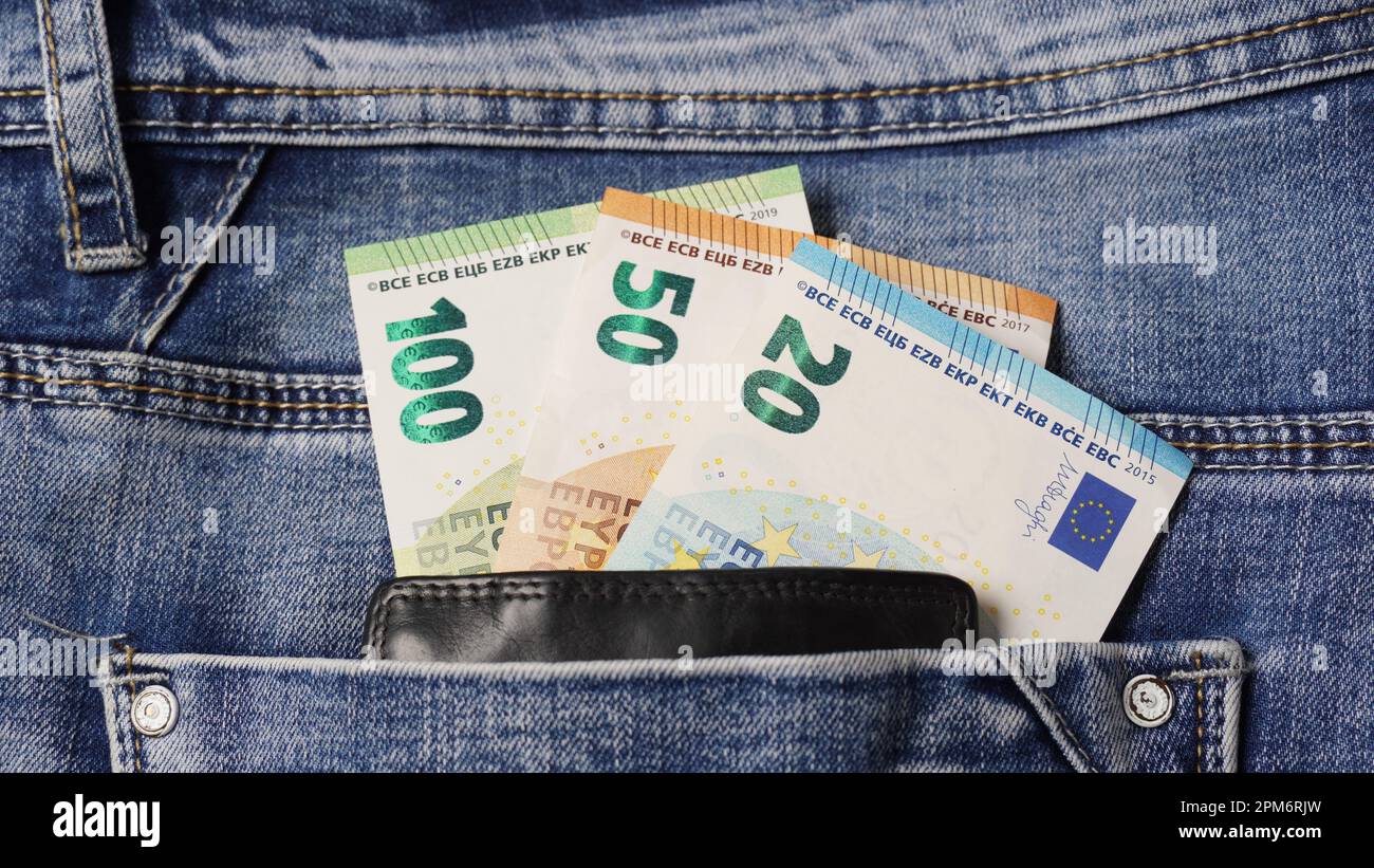 Euro argent dans la poche de Jean. Cent cinquante vingt billets en euros  Photo Stock - Alamy