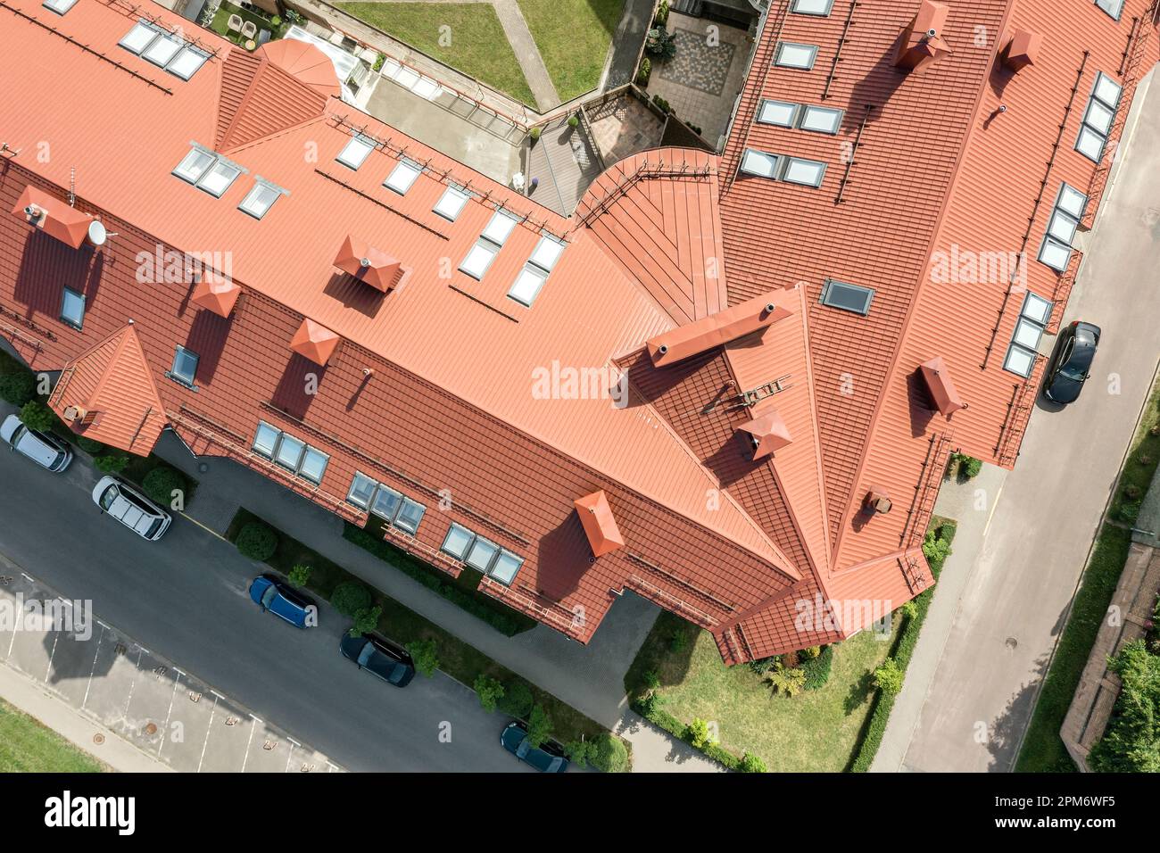 photographie aérienne urbaine. maisons résidentielles modernes avec toits recouverts de tuiles rouges. Banque D'Images