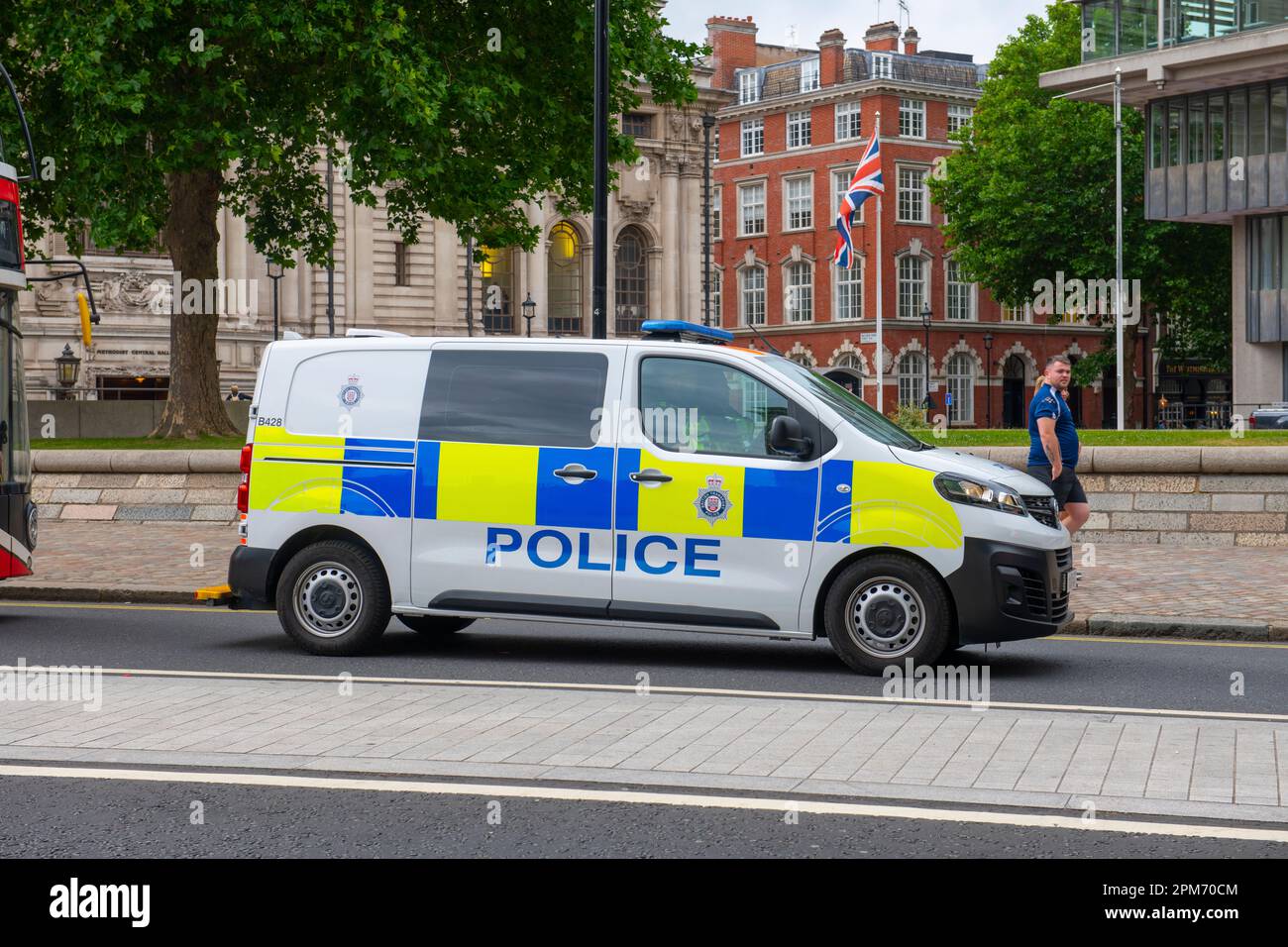 London police Van on duty sur Whitehall dans la ville de Westminster à Londres, Angleterre, Royaume-Uni. Banque D'Images